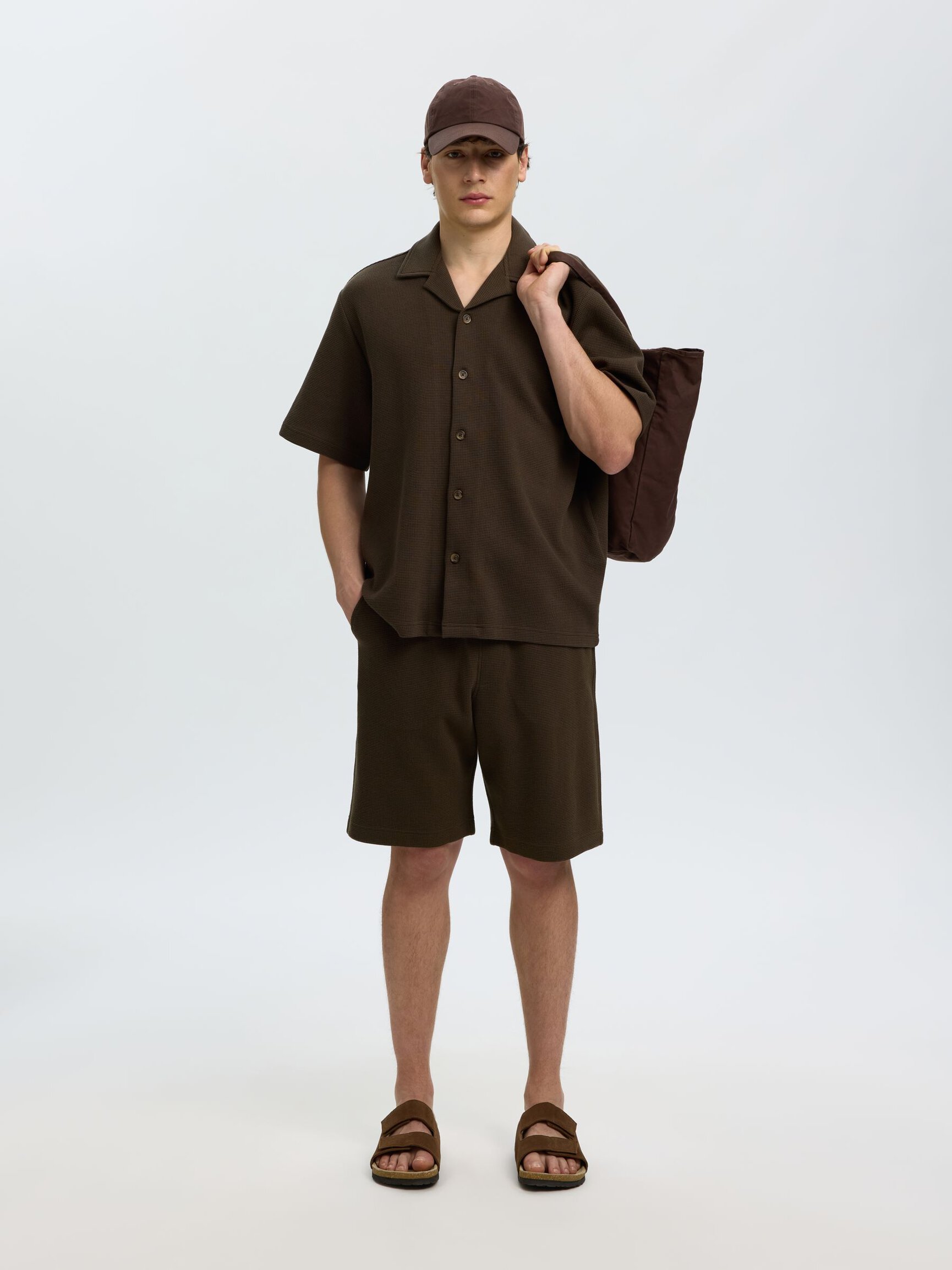 AVSLAPPNAD PASSFORM ÖVERSKJORTA