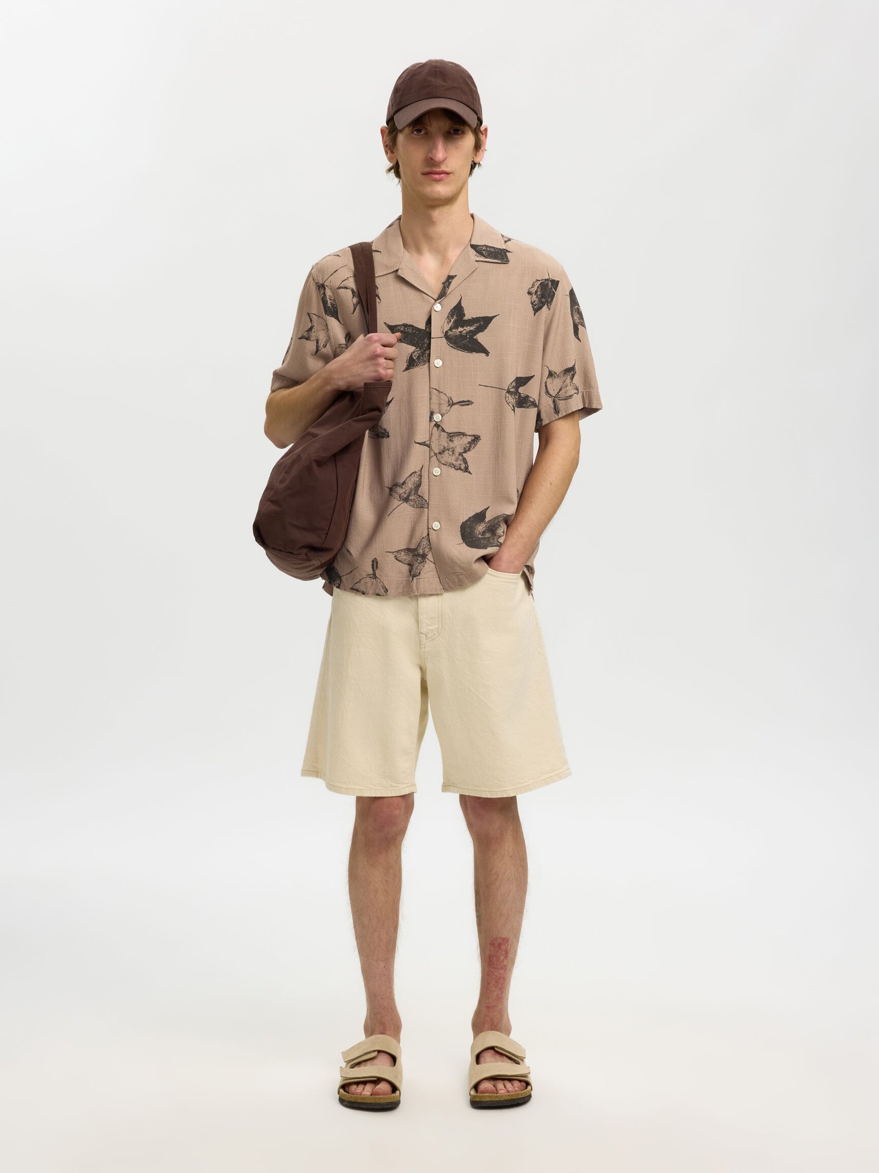 REGULAR FIT SHORT SLEEVED SHIRT