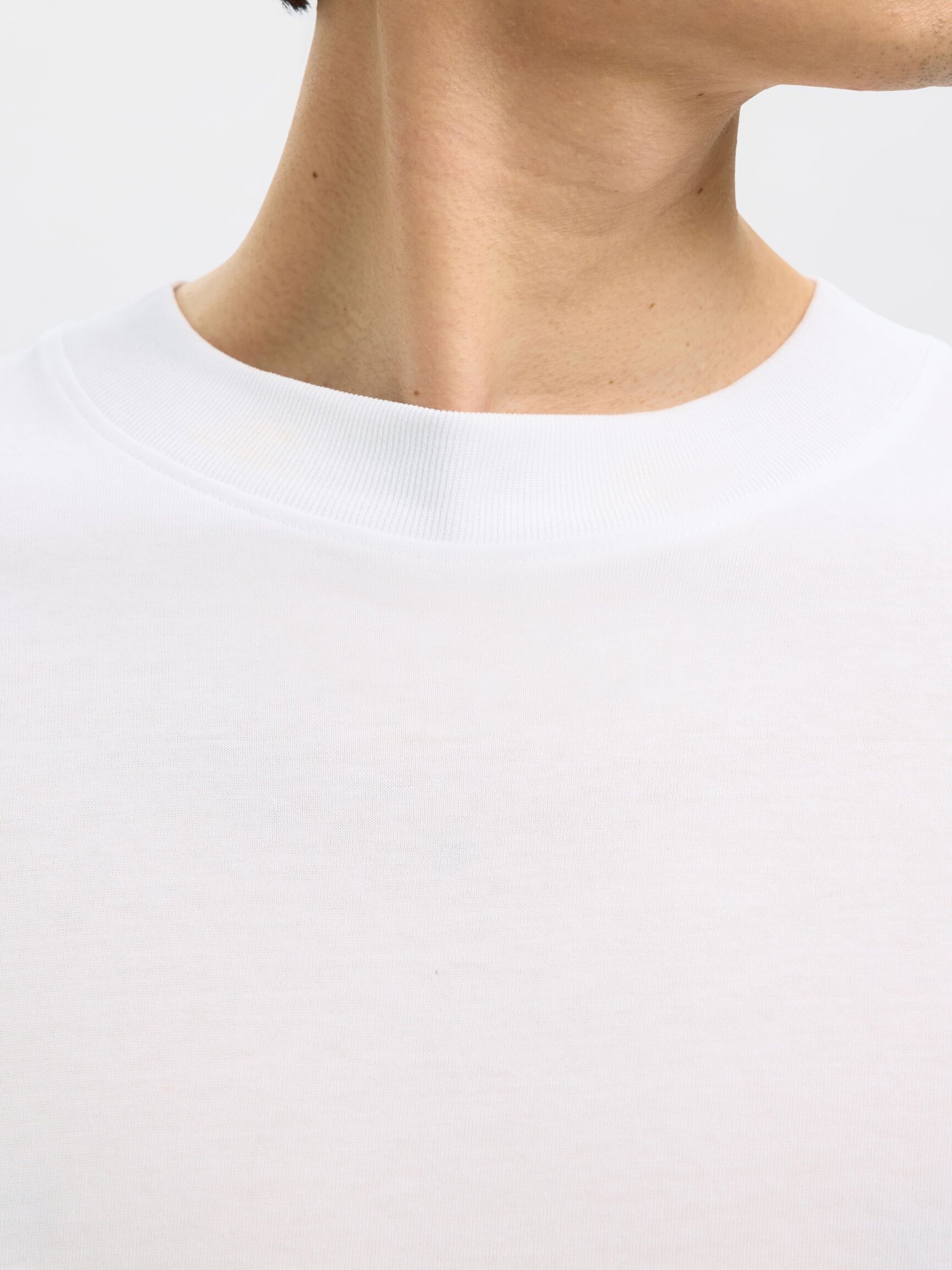 SHORT-SLEEVED RELAXED FIT T-SHIRT