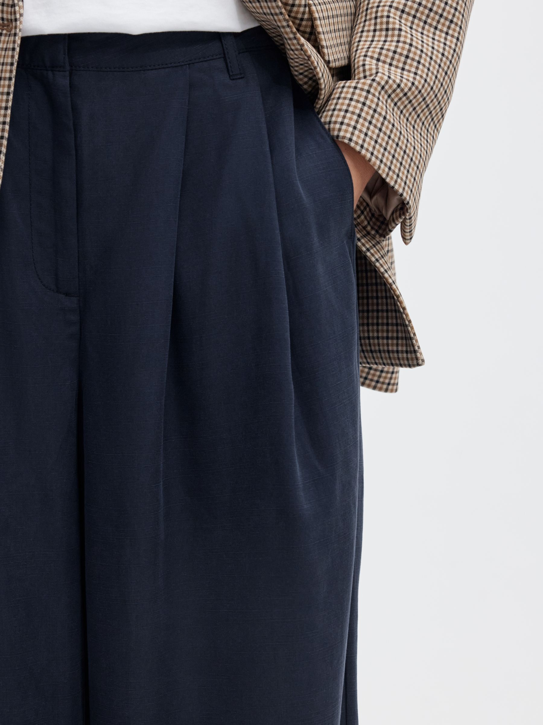 PLEATED WIDE-LEG TROUSERS