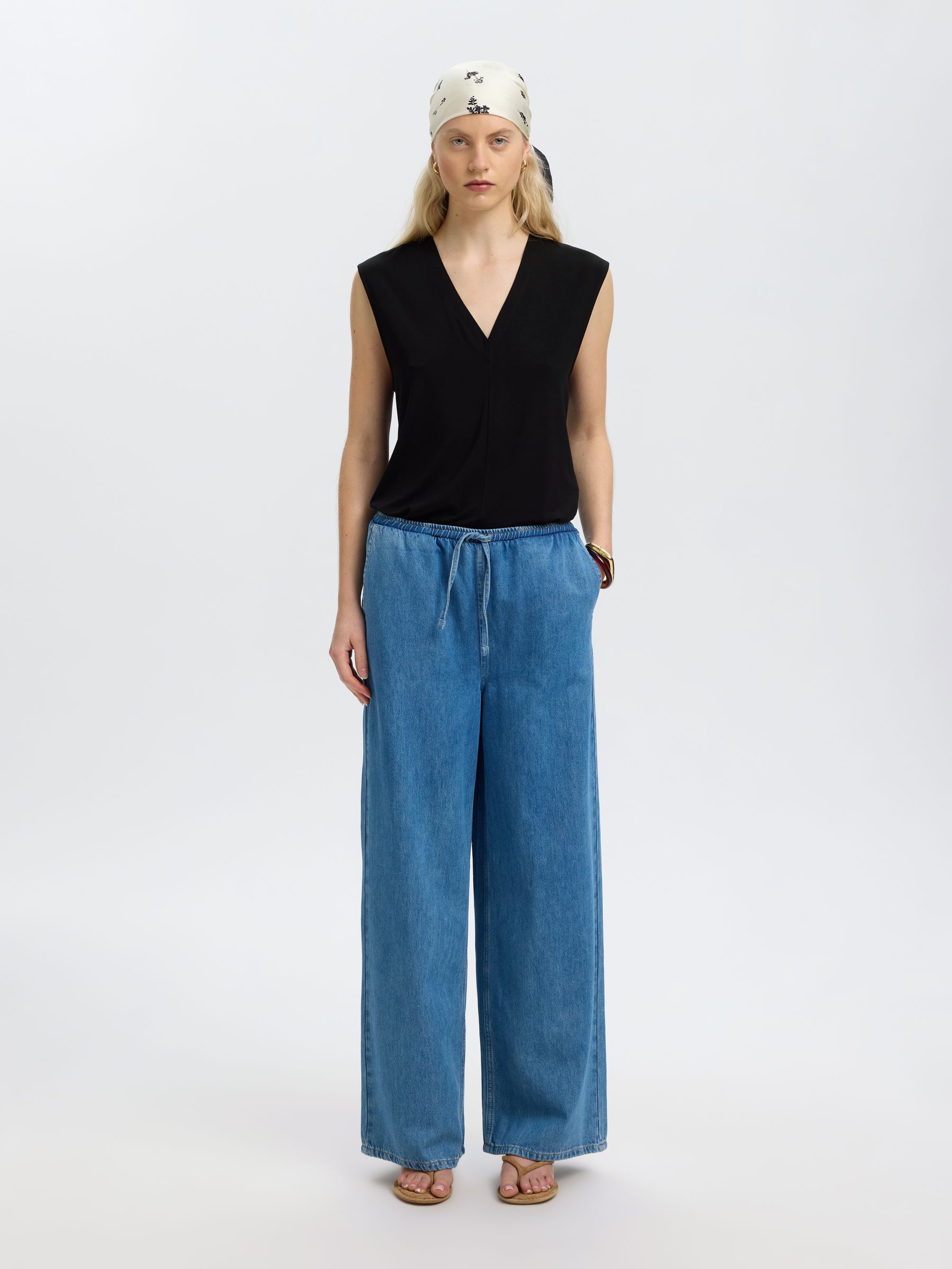 SLEEVELESS V-NECK TOP