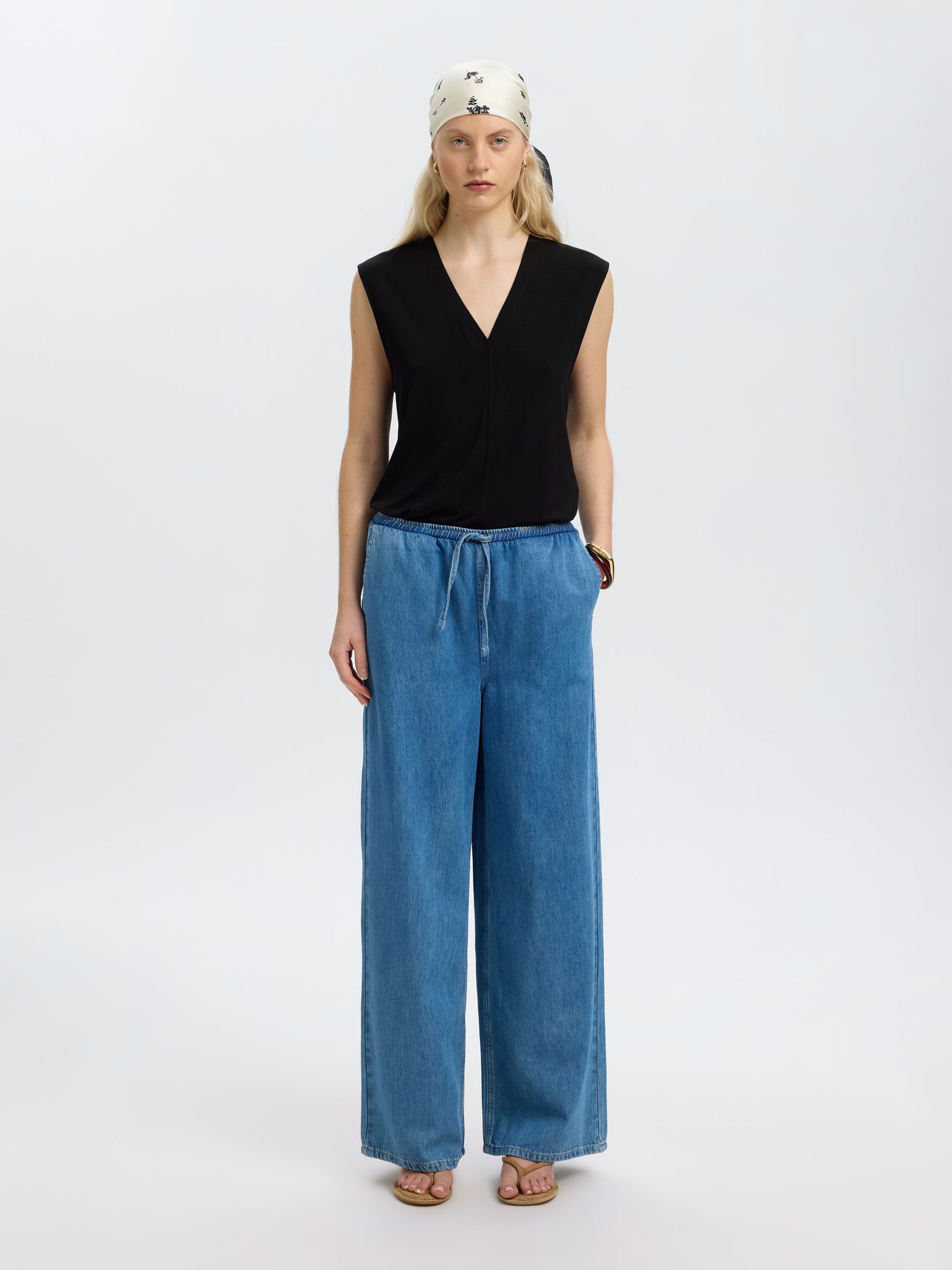 SLEEVELESS V-NECK TOP
