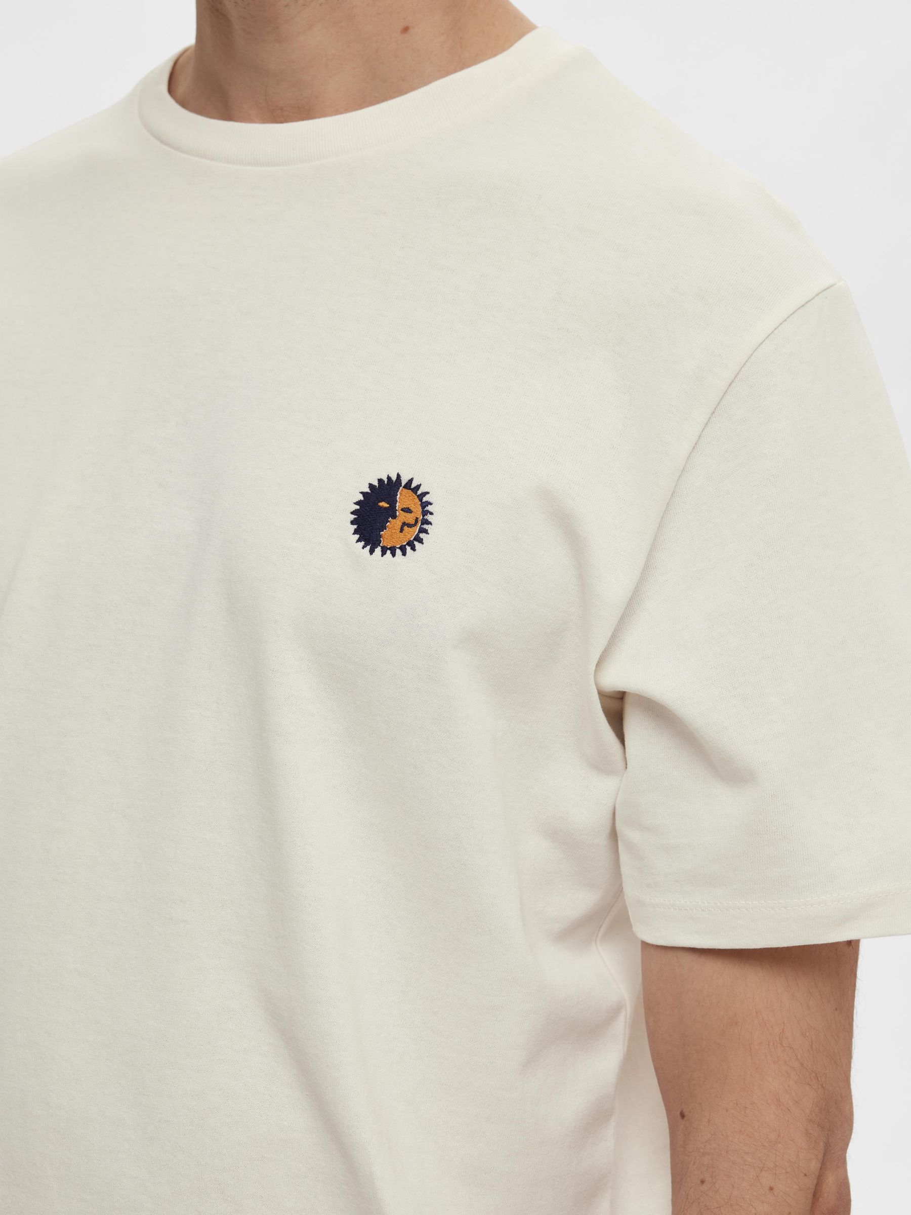 EMBROIDERED T-SHIRT