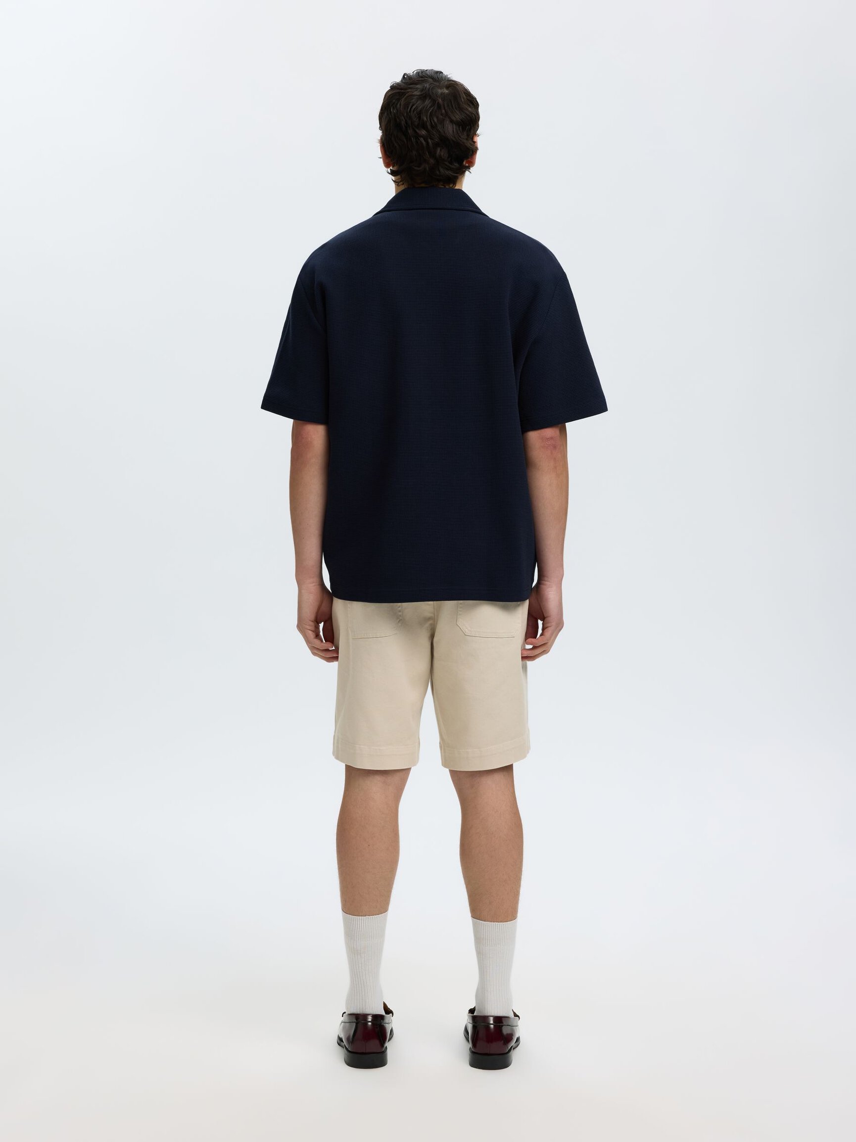 AVSLAPPNAD PASSFORM ÖVERSKJORTA