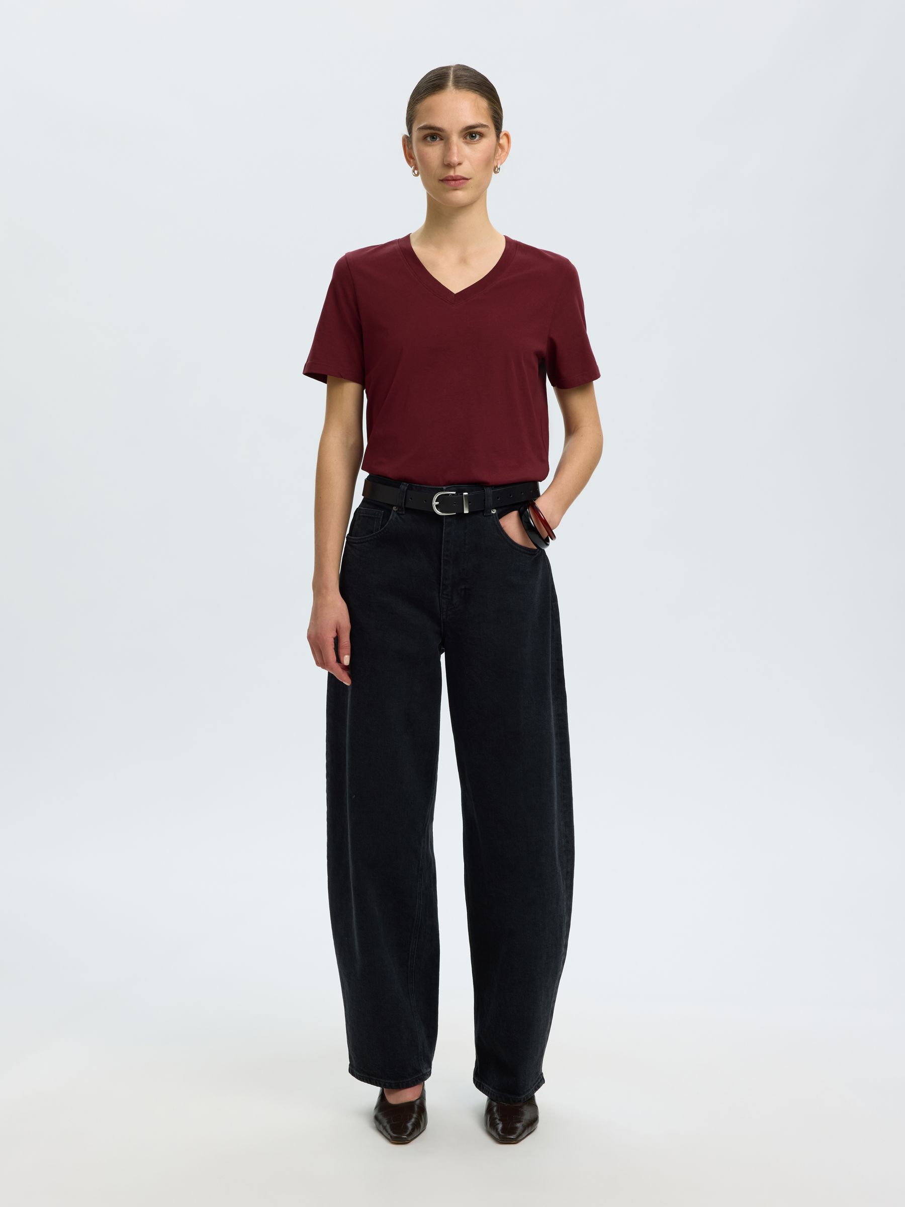 CLASSIC V-NECK T-SHIRT