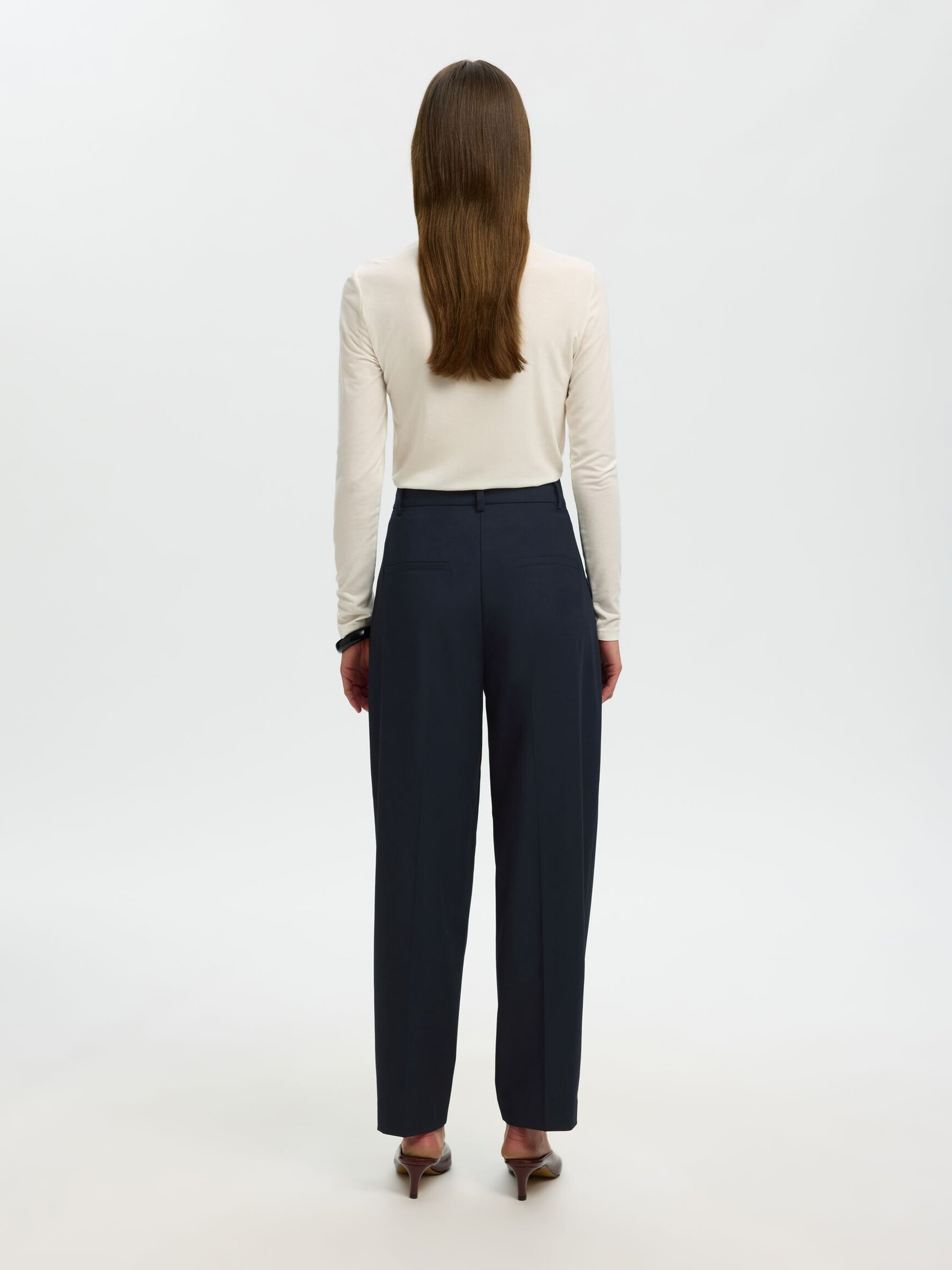 TIRO MEDIO PANTALONES FIT CORTE BARREL