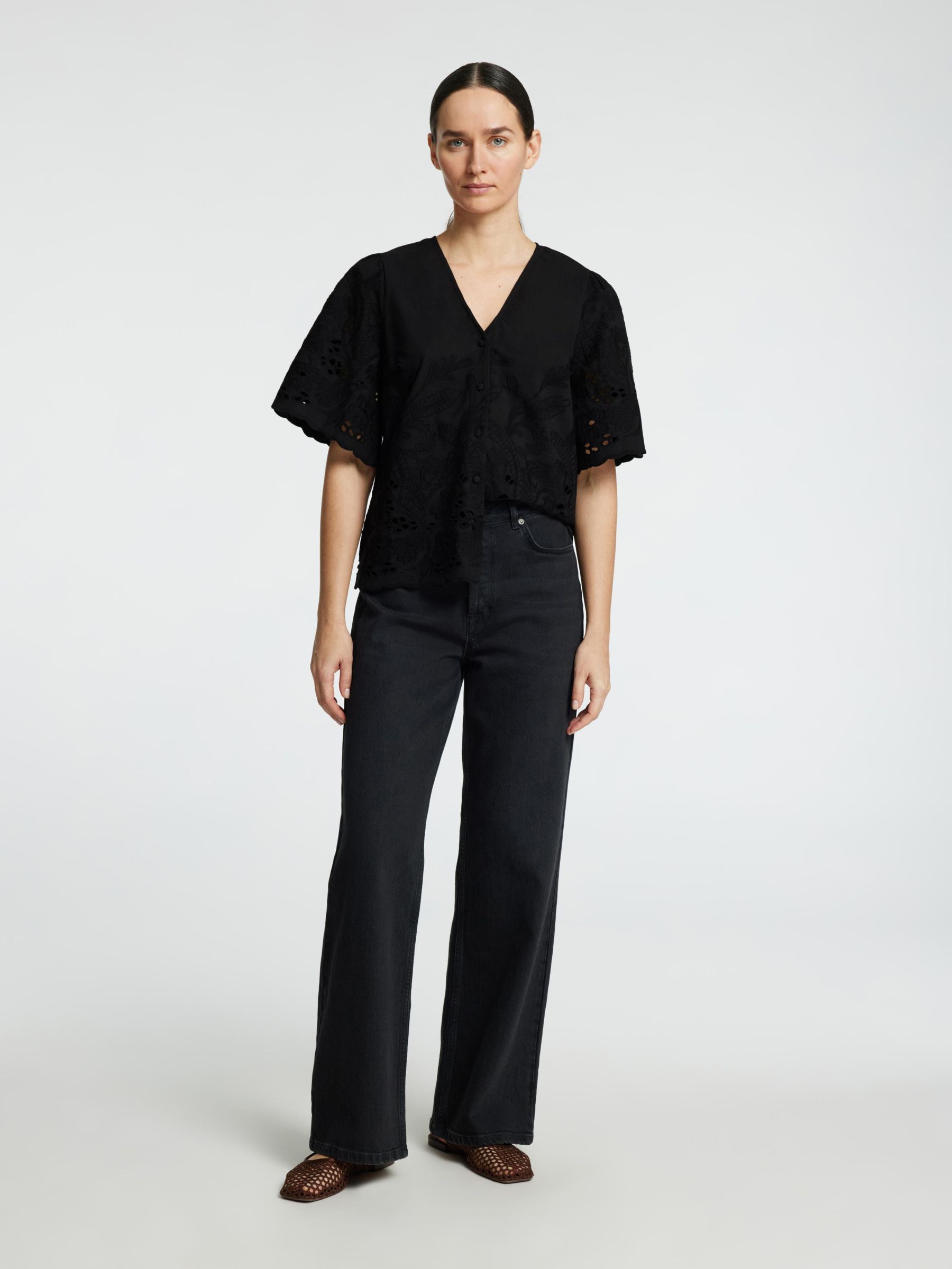 EMBROIDERED SHORT SLEEVED SHIRT