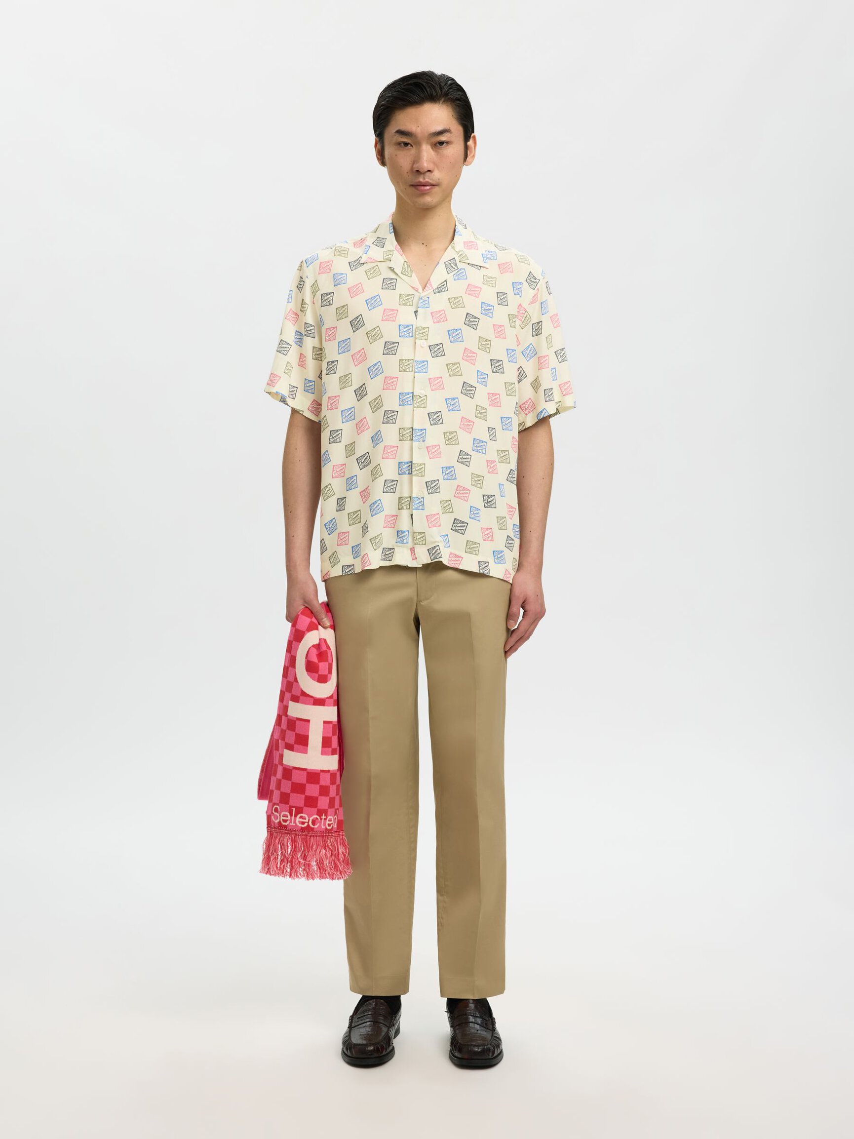 CORTE RELAJADO CAMISA DE MANGA CORTA