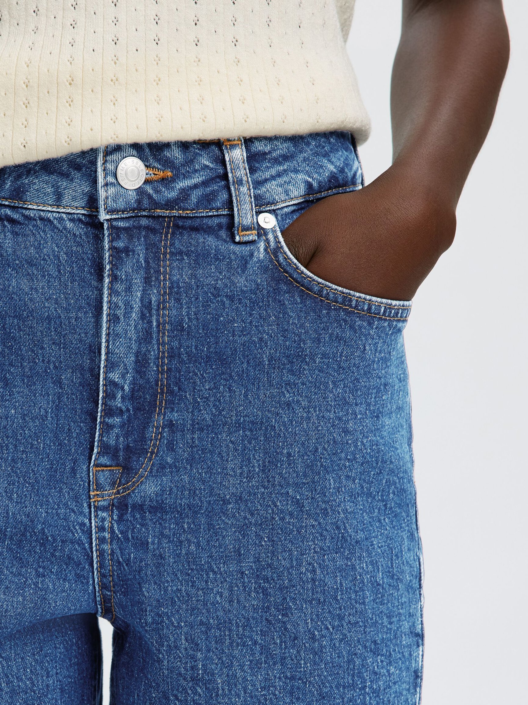 À TAILLE HAUTE SHORTS EN JEAN