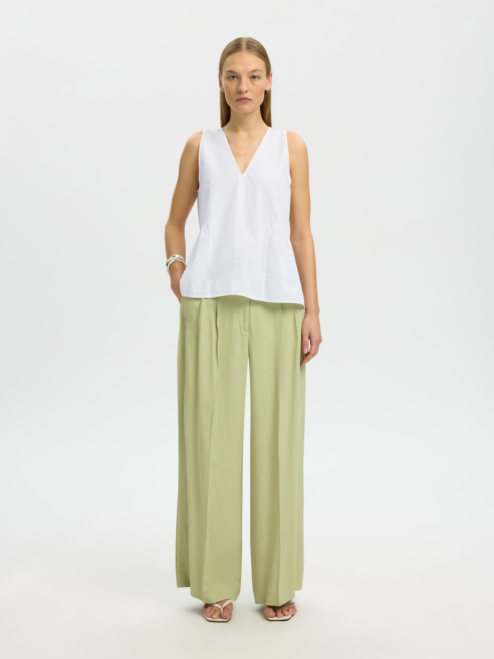 SLEEVELESS V-NECK BLOUSE