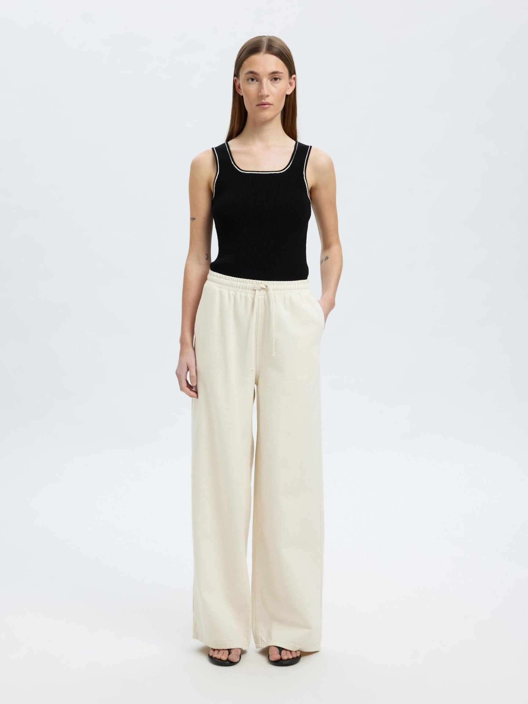 SLEEVELESS KNITTED TOP