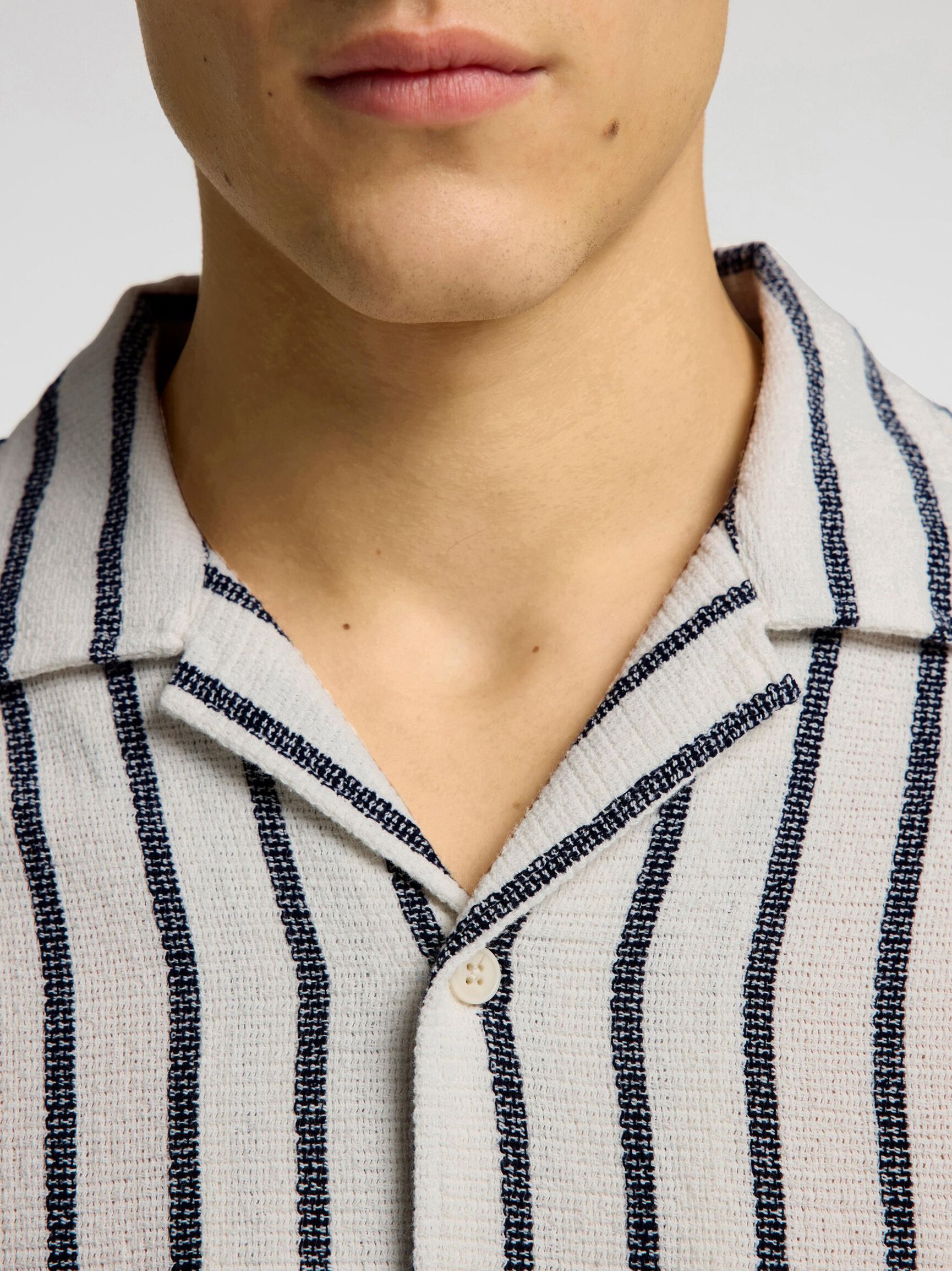 KOSZULA Z KRÓTKIM RĘKAWEM