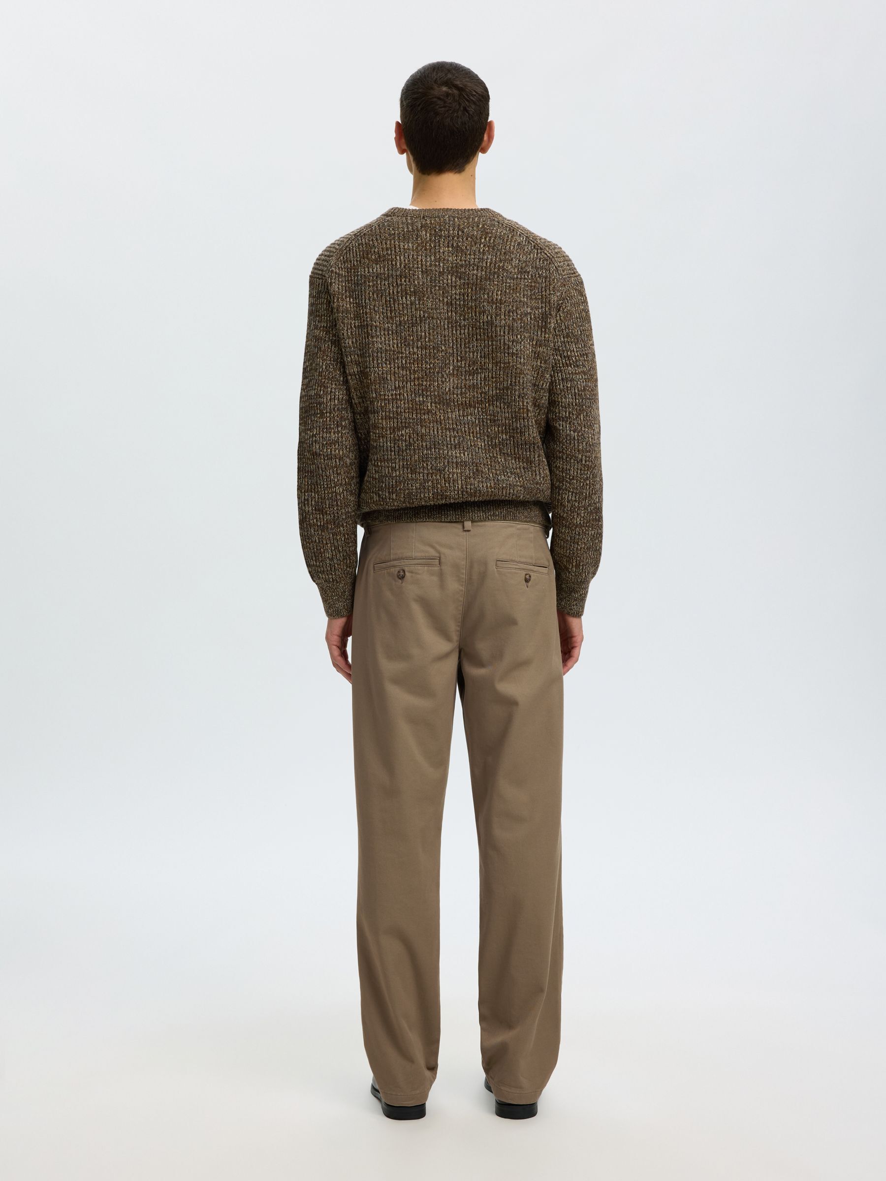 STRAIGHT FIT CHINOS