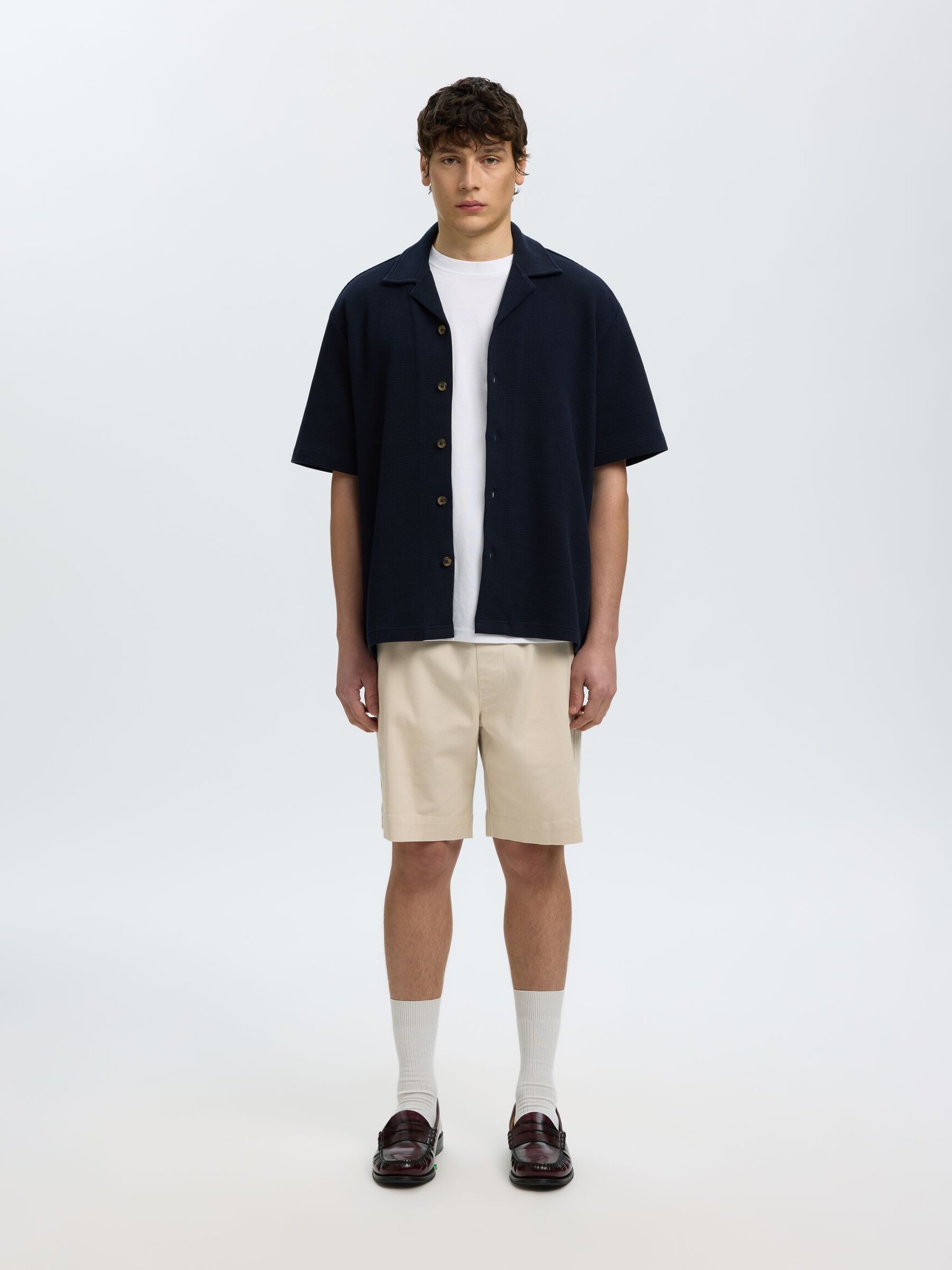 AVSLAPPNAD PASSFORM ÖVERSKJORTA