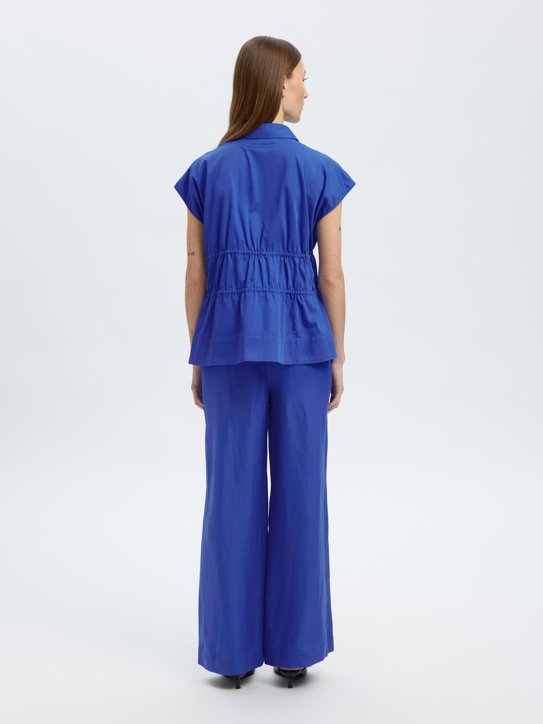 TIE FRONT V-NECK TOP