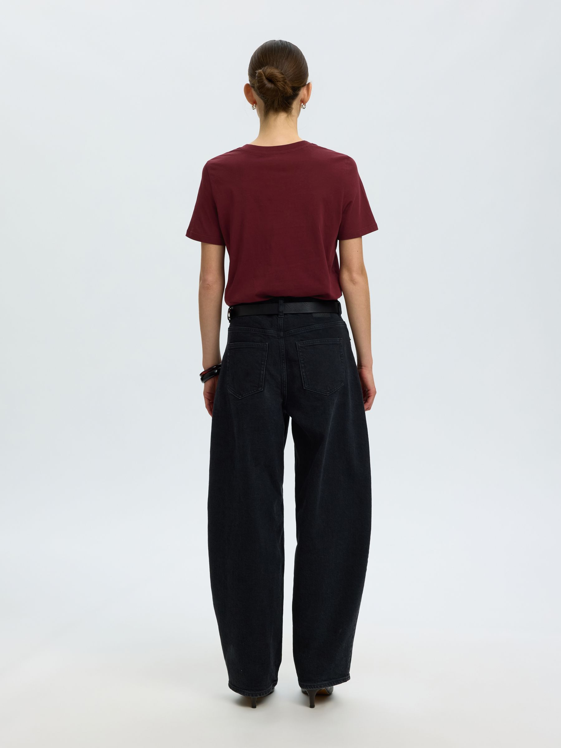 CLASSIC V-NECK T-SHIRT