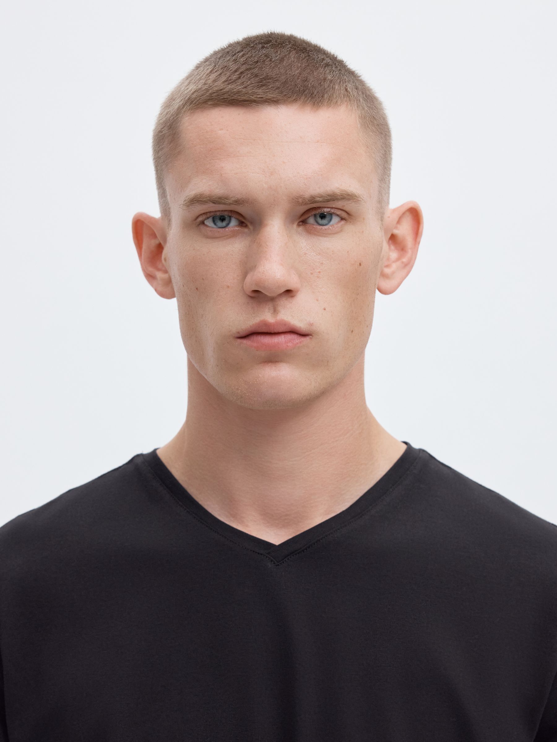 V-NECK T-SHIRT