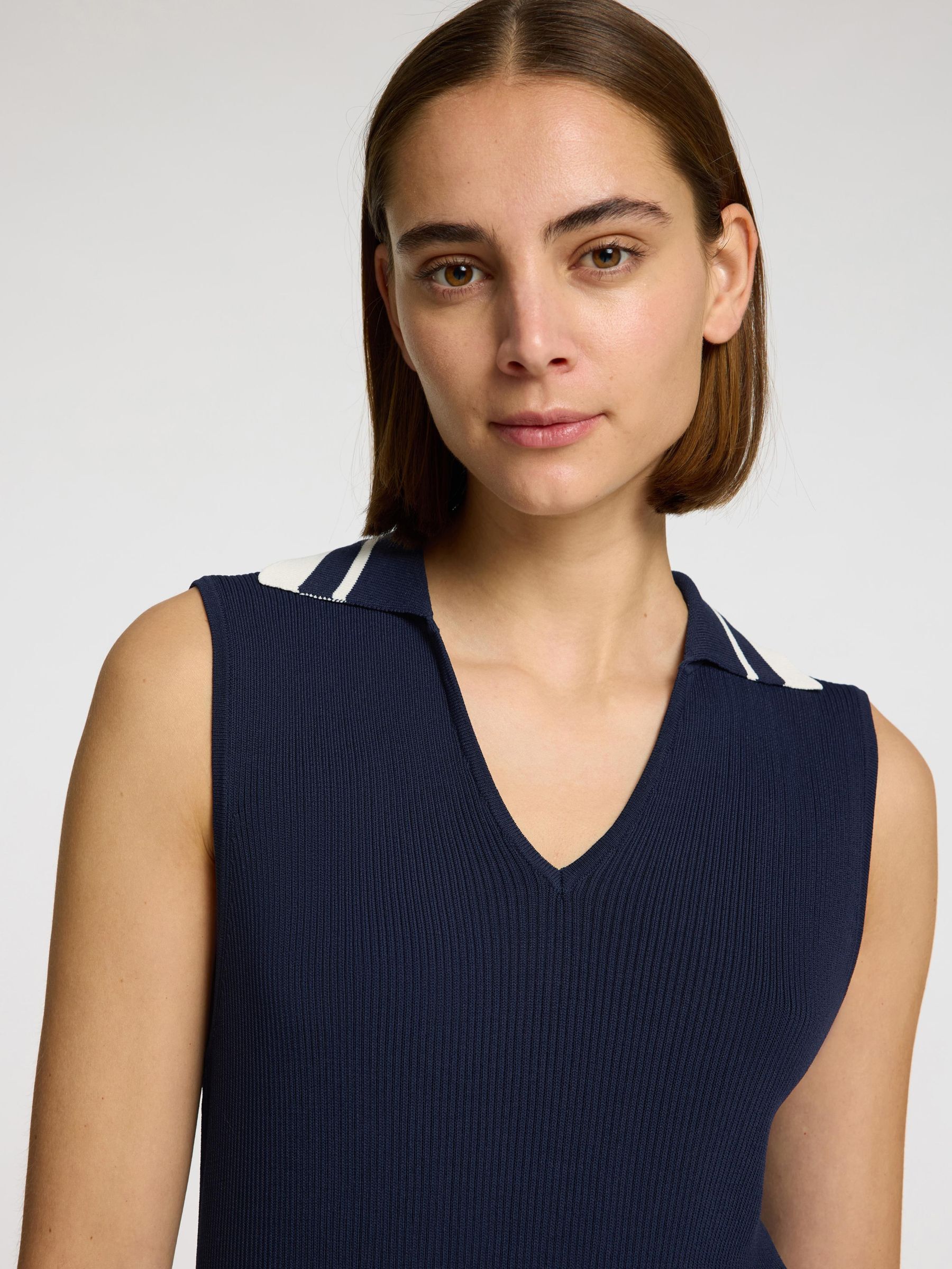 V-NECK SLEEVELESS TOP