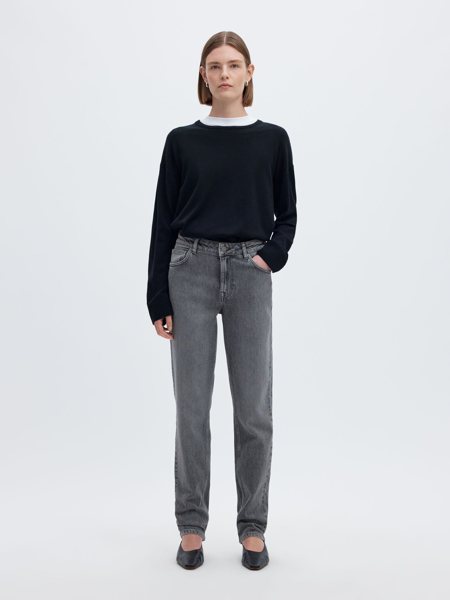 MID WAIST JEANS IN SLIM TAPERED FIT