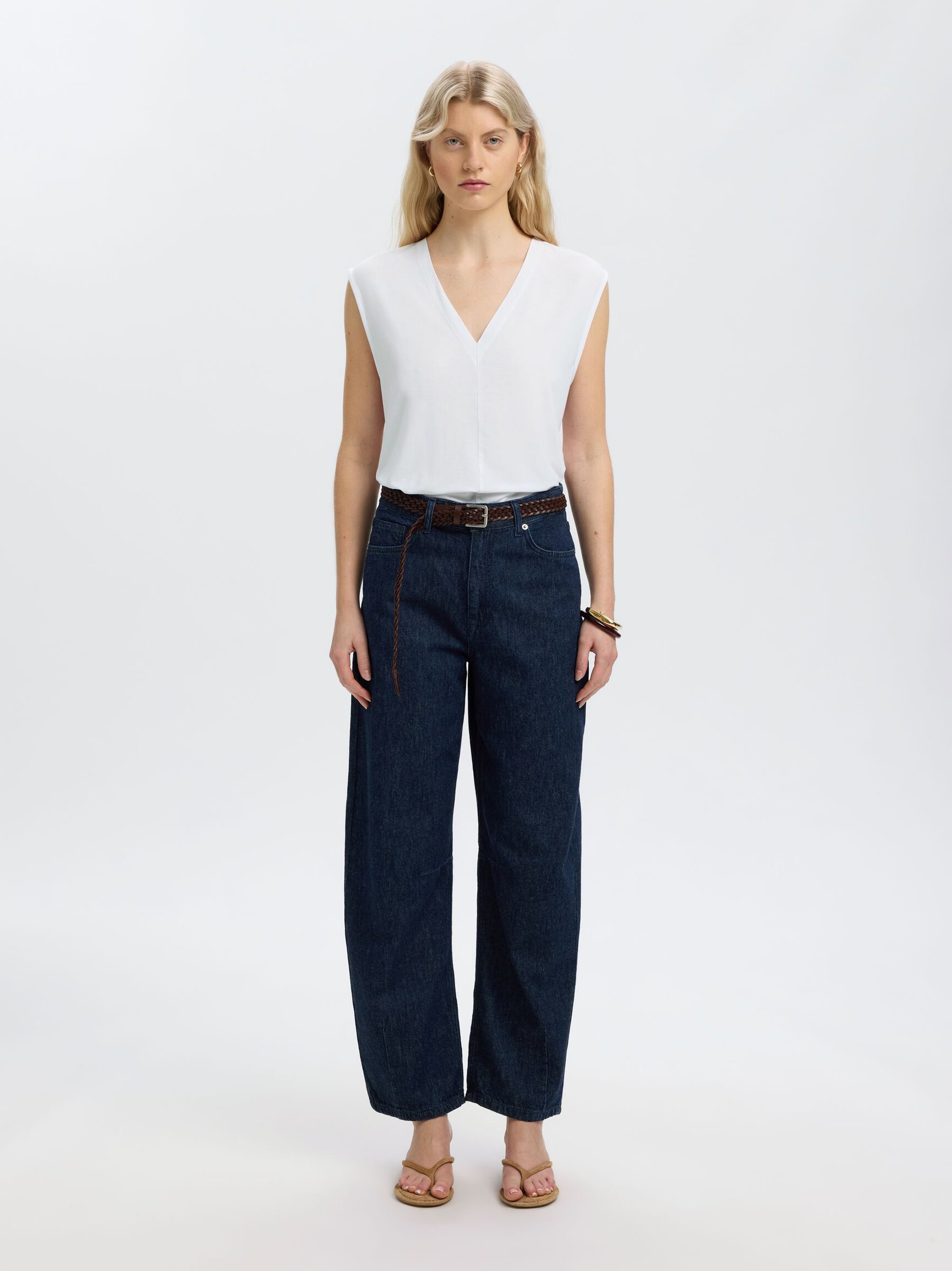 SLEEVELESS V-NECK TOP