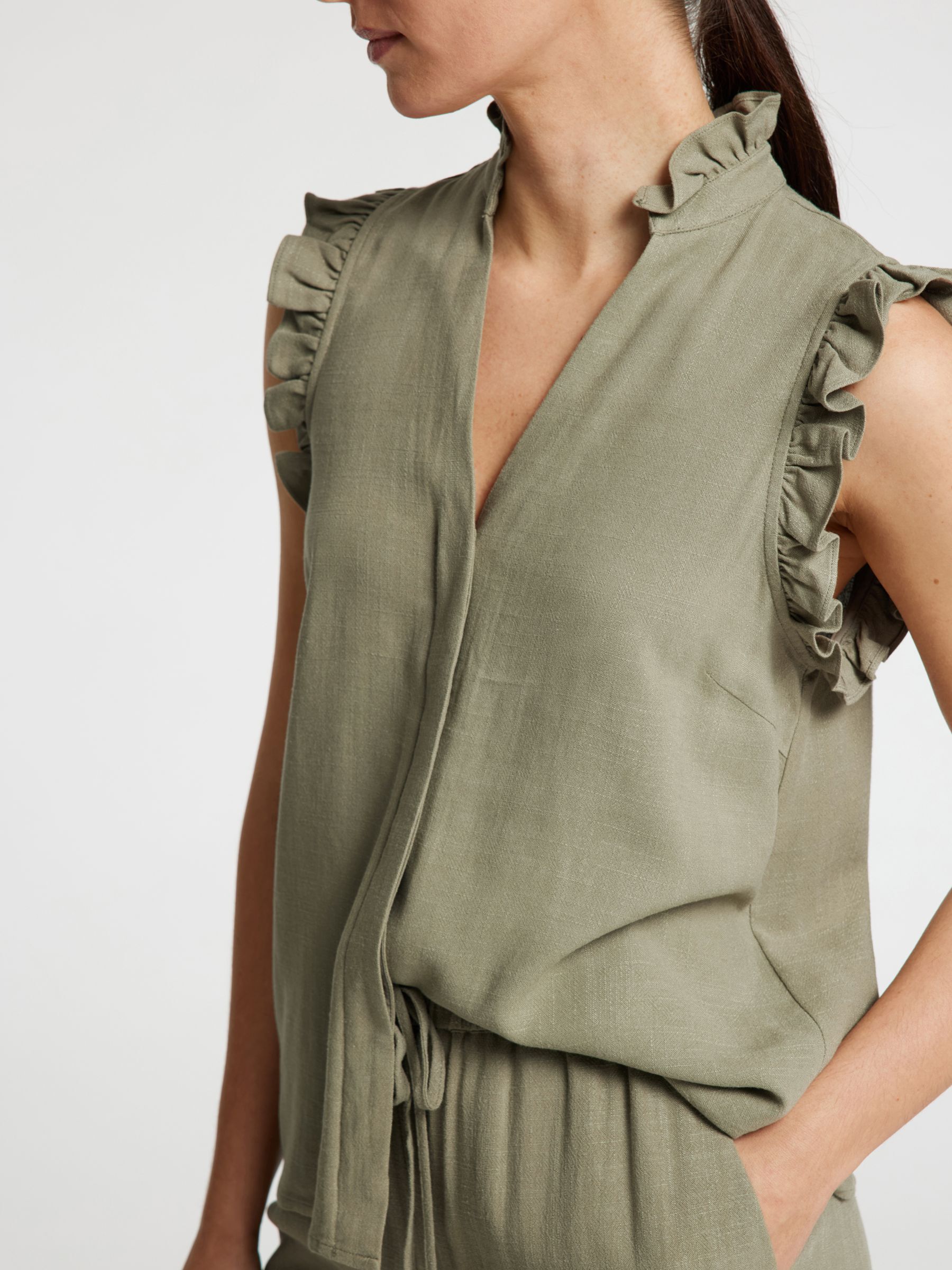 SLEEVELESS RUFFLE DETAIL TOP