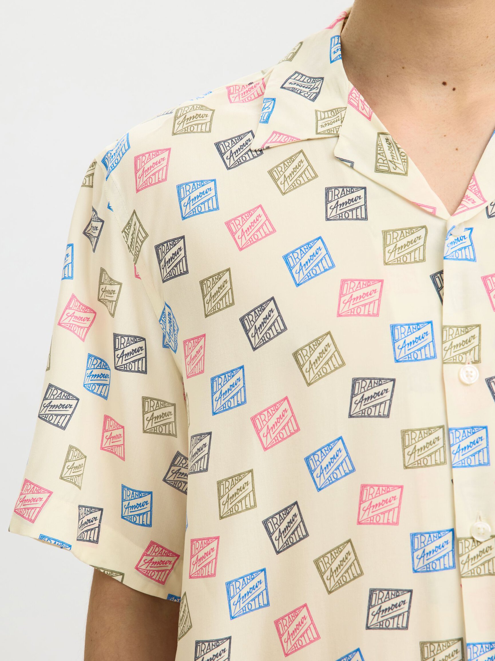 CORTE RELAJADO CAMISA DE MANGA CORTA