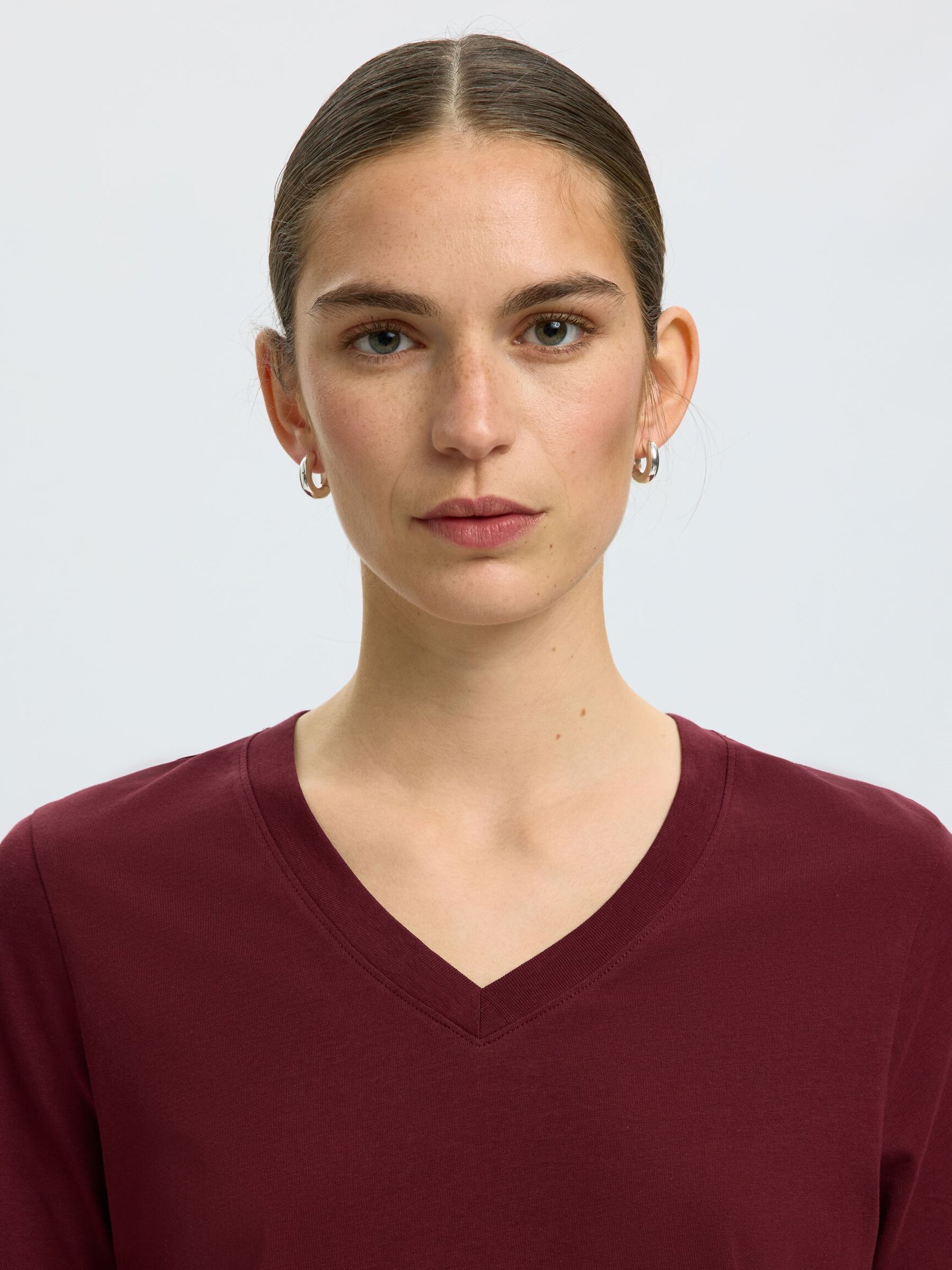CLASSIC V-NECK T-SHIRT