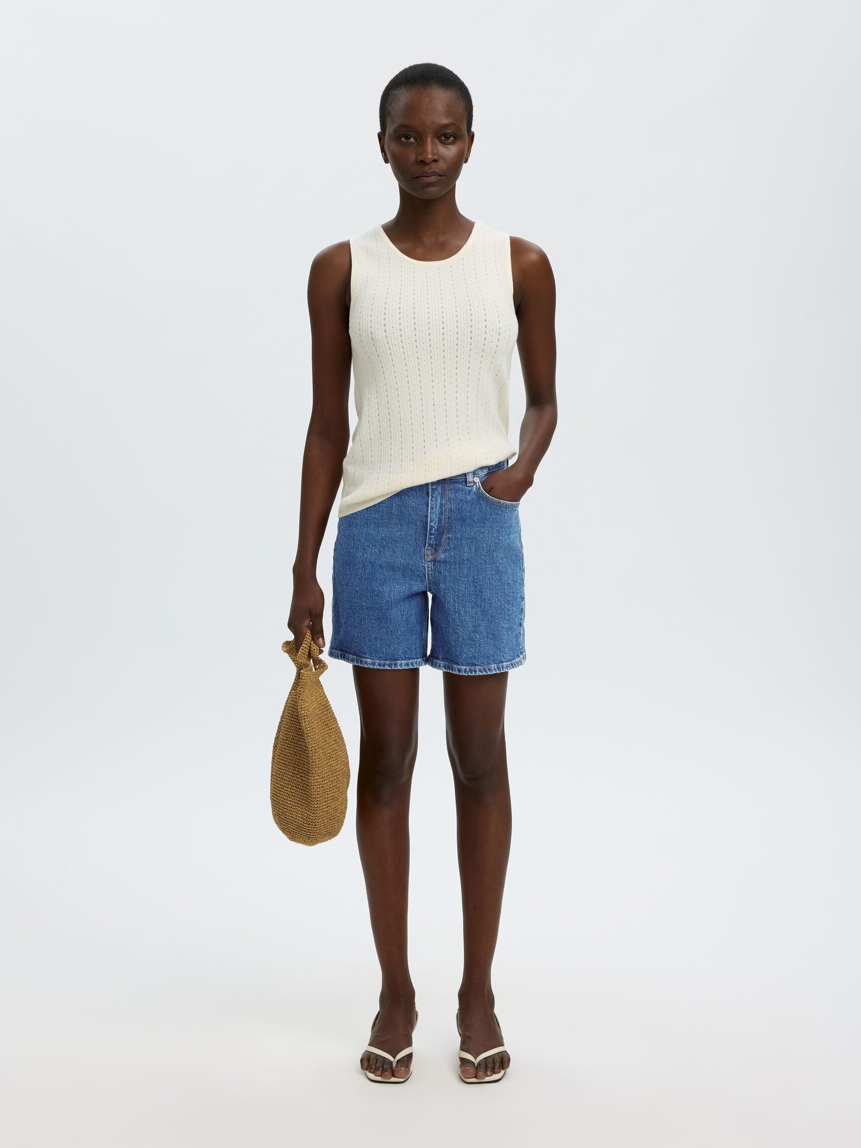 À TAILLE HAUTE SHORTS EN JEAN