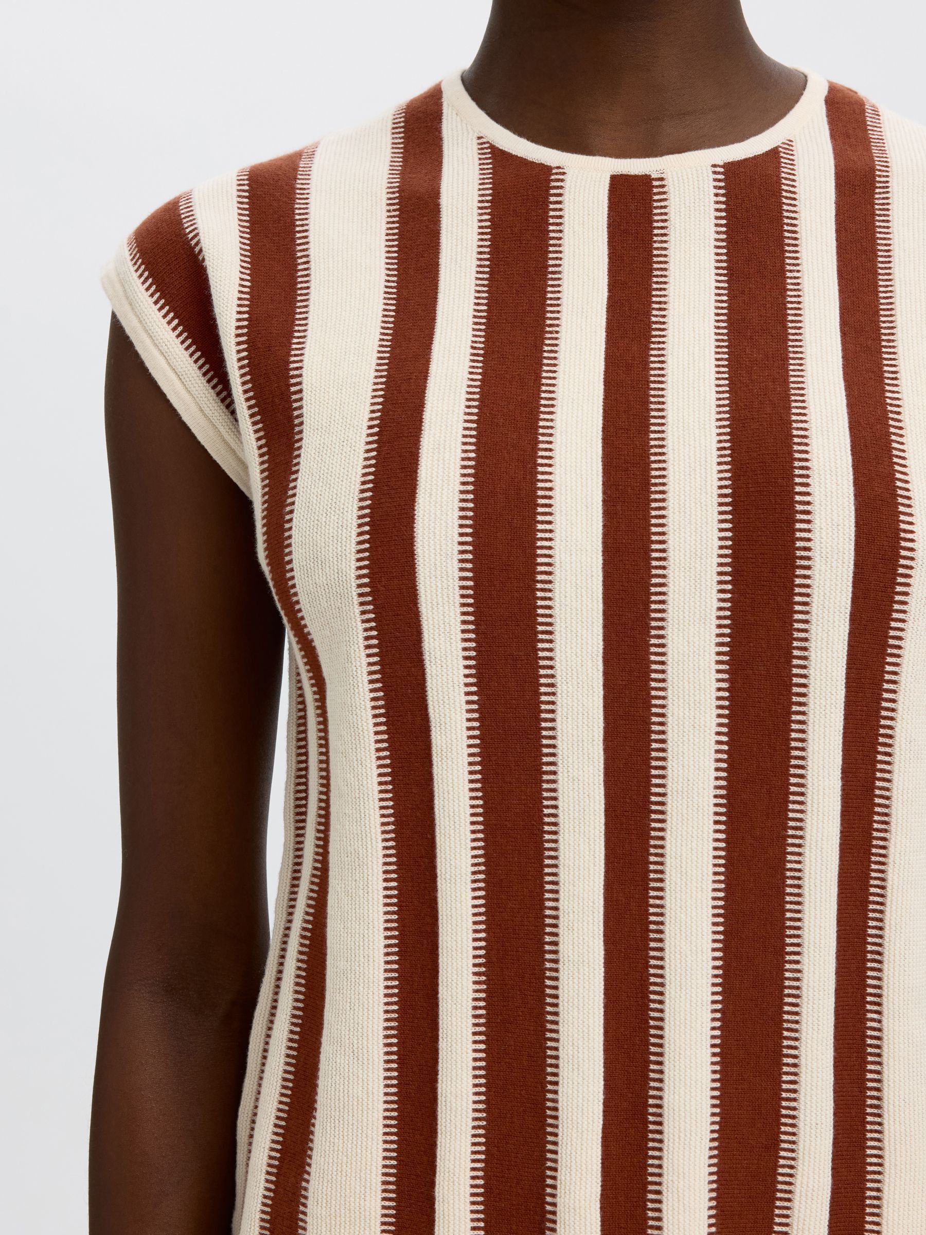 SLEEVELESS KNITTED TOP