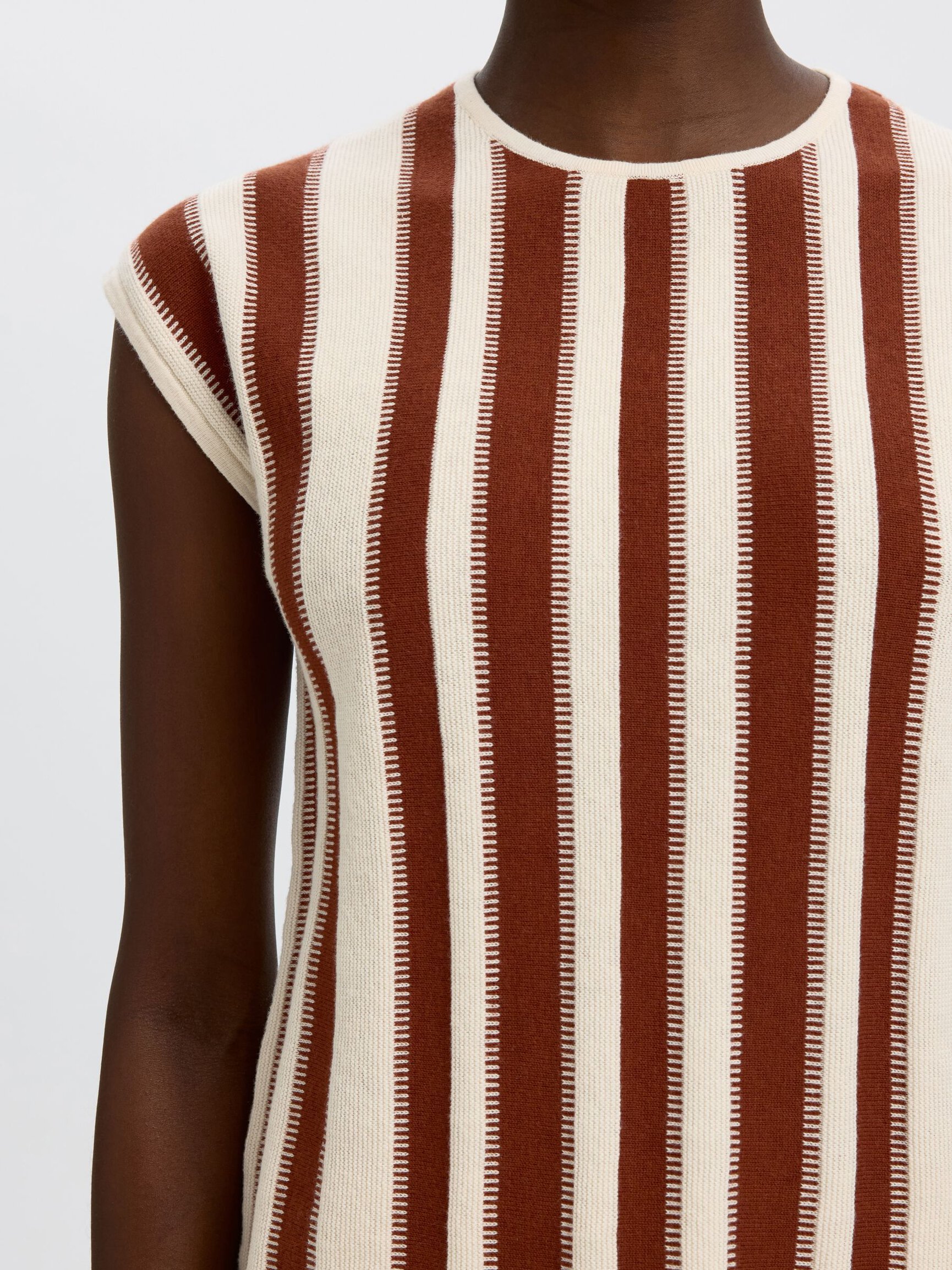 SLEEVELESS KNITTED TOP