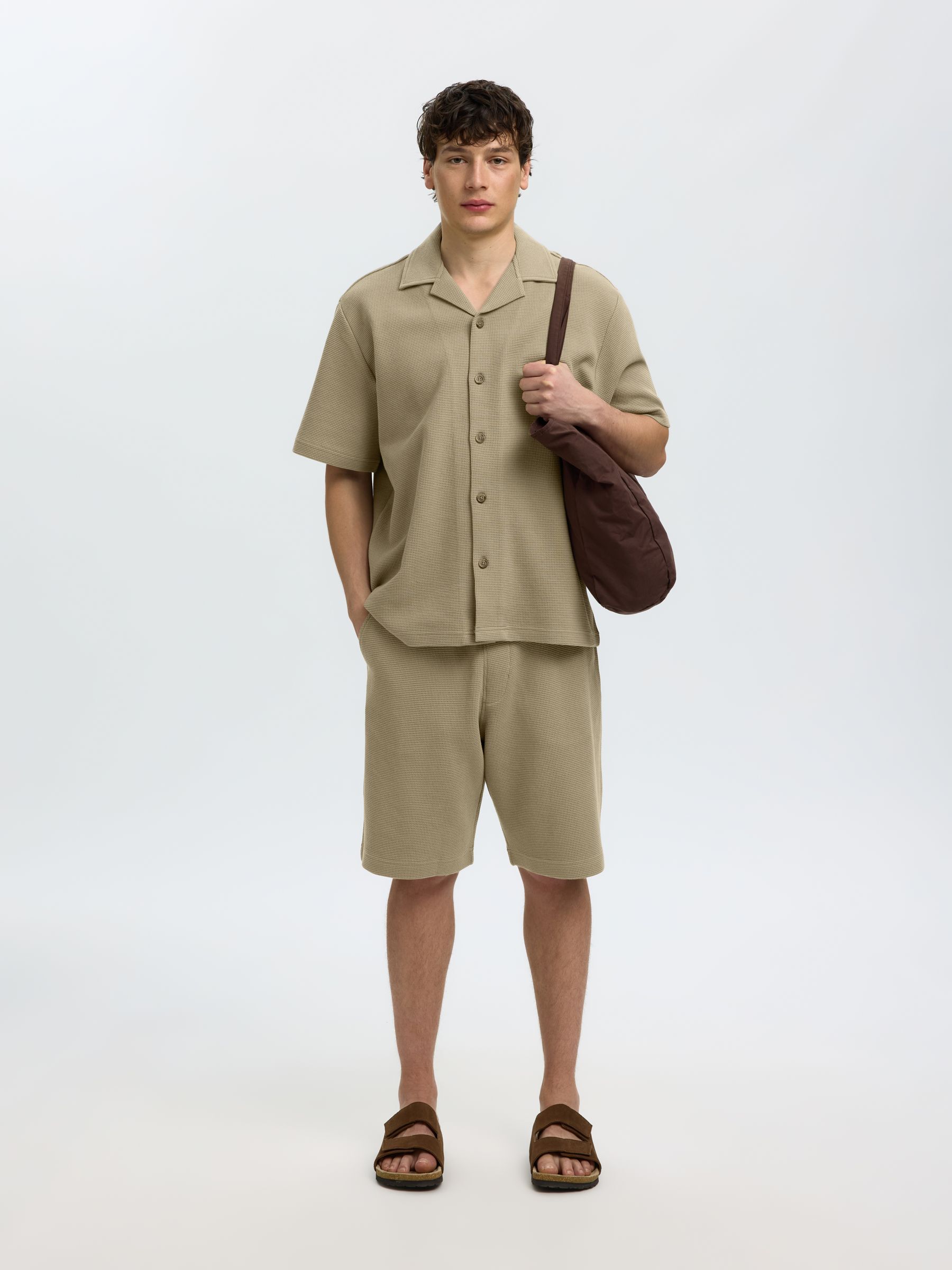 AVSLAPPNAD PASSFORM ÖVERSKJORTA