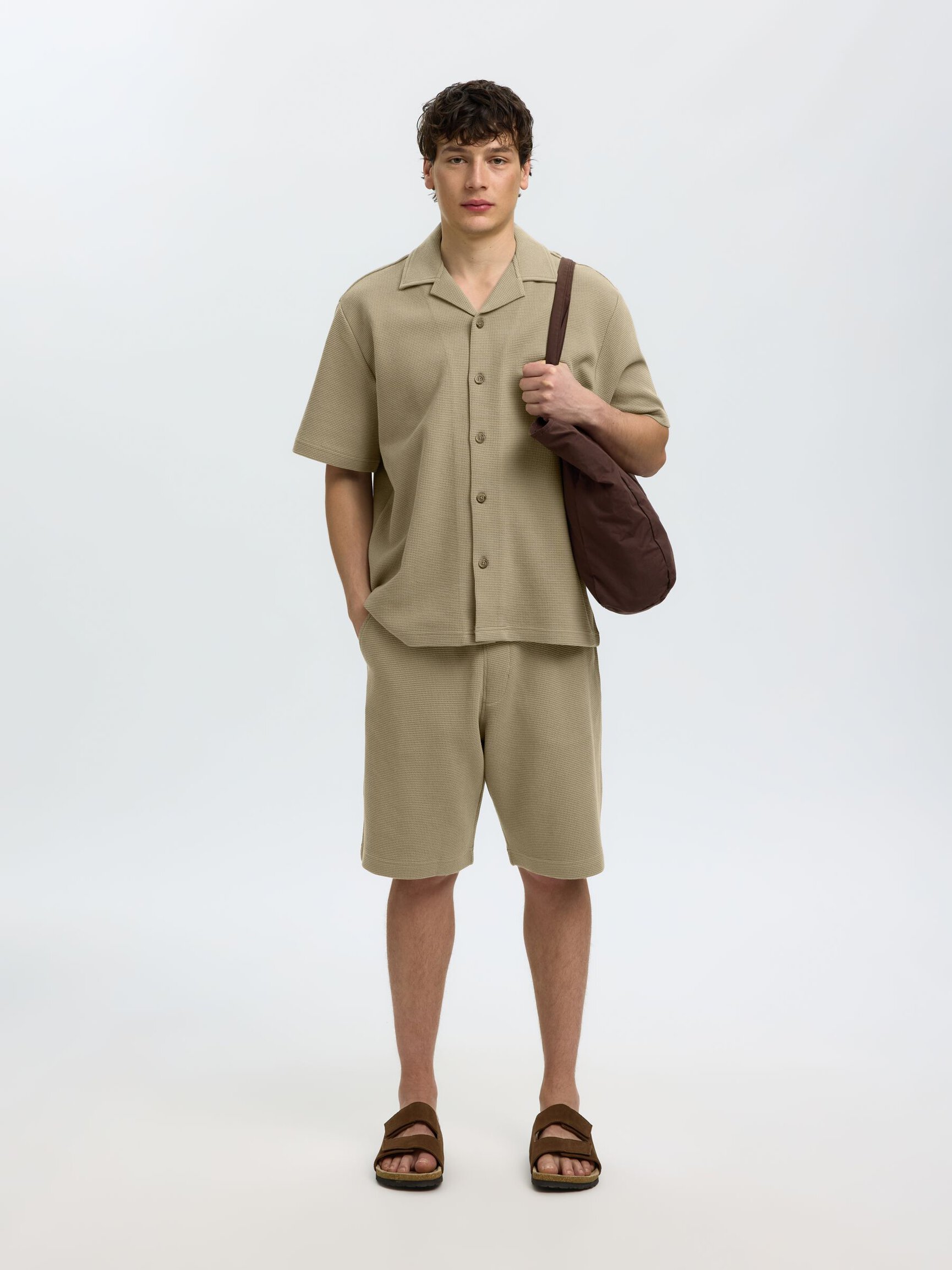 AVSLAPPNAD PASSFORM ÖVERSKJORTA