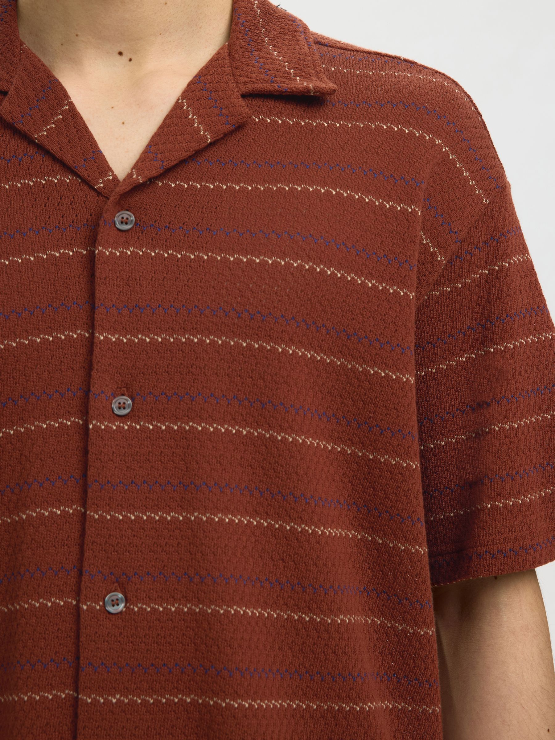 REGULAR FIT SHORT SLEEVED SHIRT