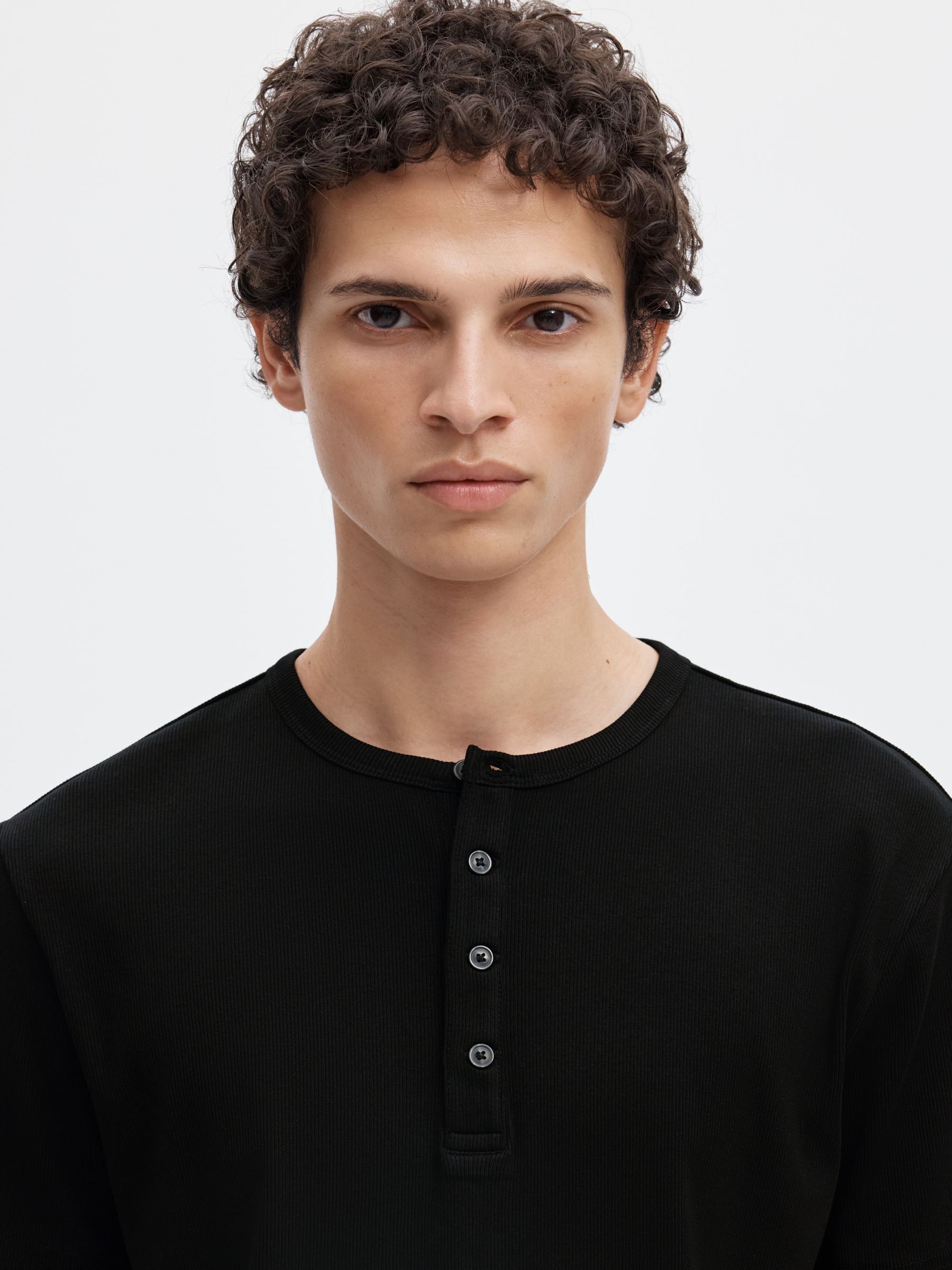 GEKNÖPFTES RIPP T-SHIRT