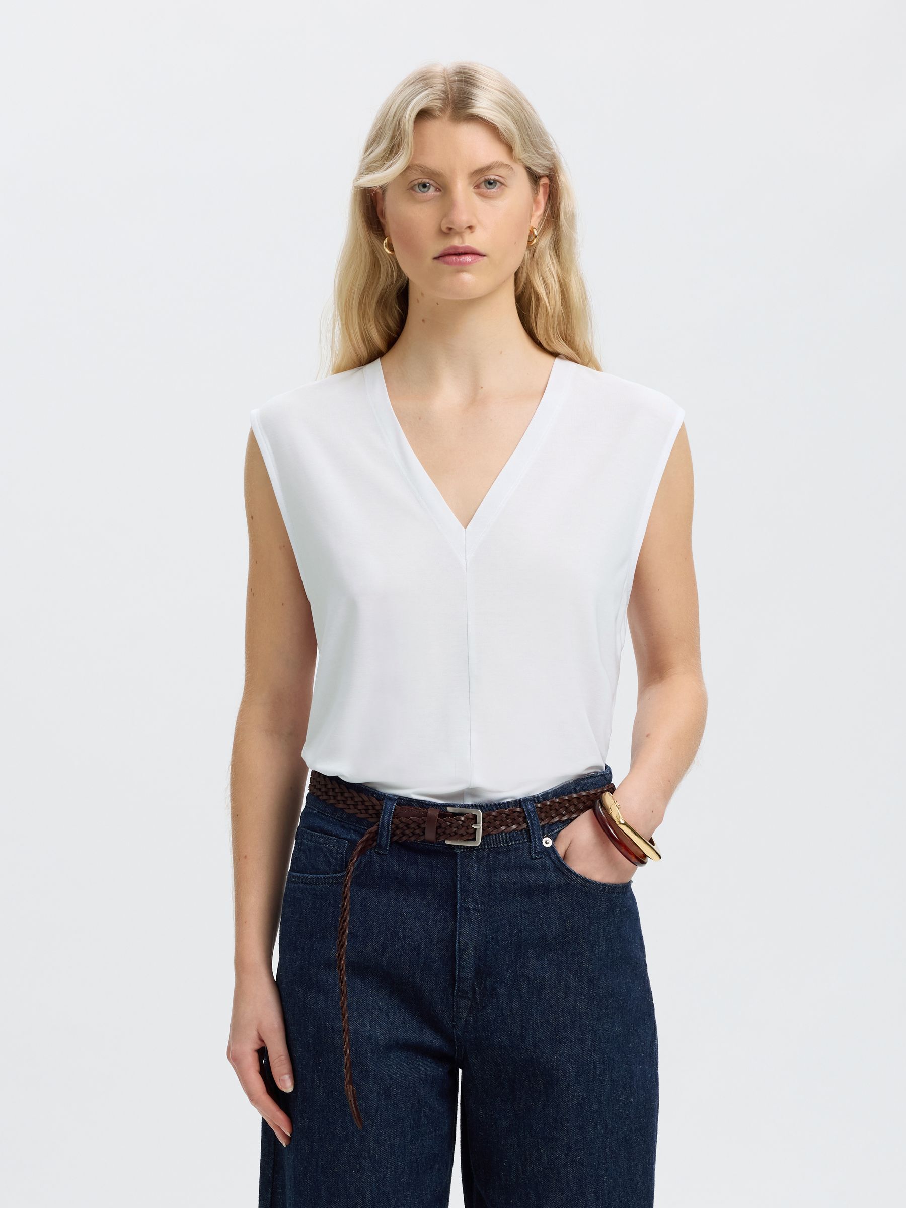 SLEEVELESS V-NECK TOP