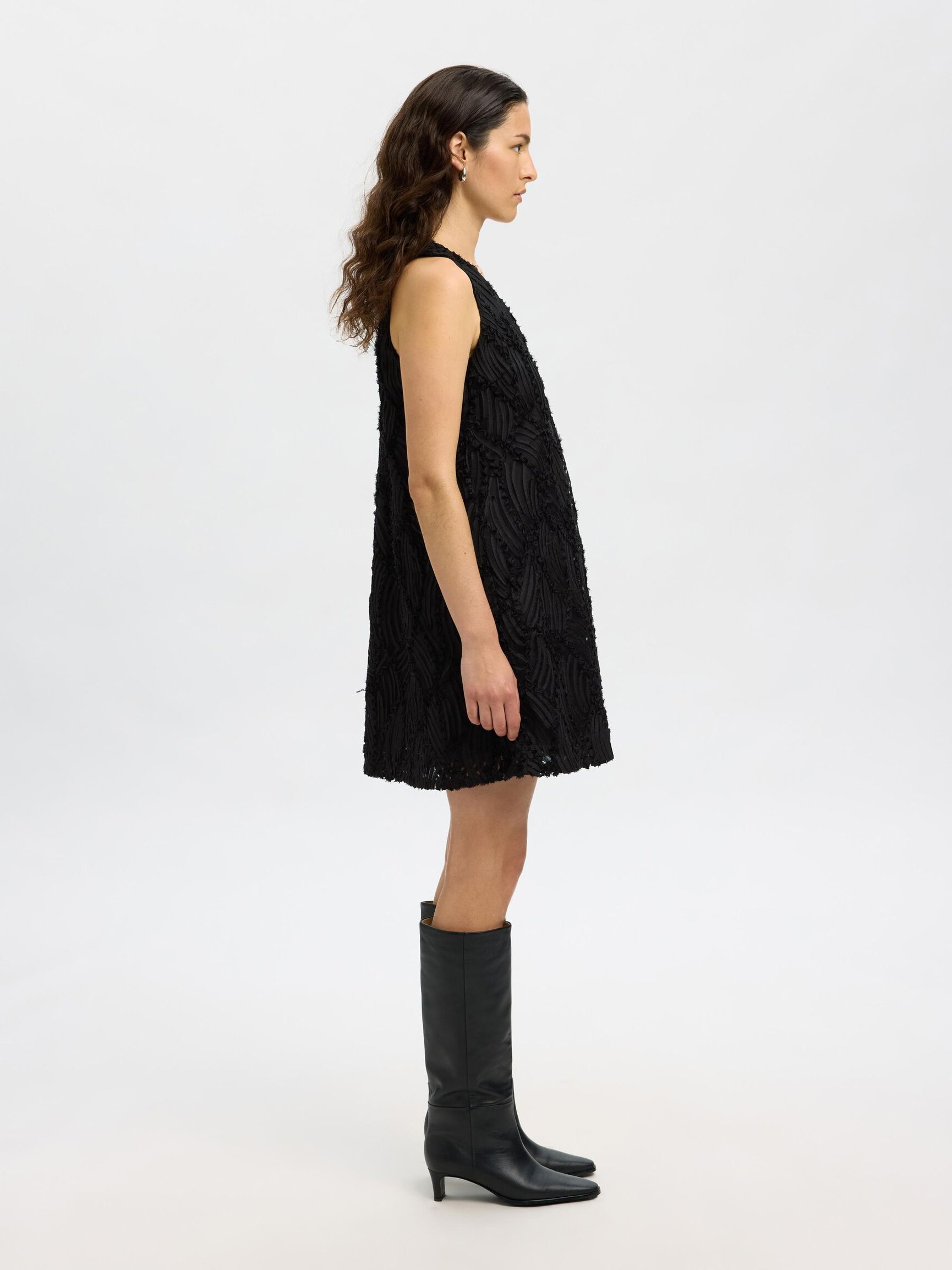 V-AUSSCHNITT MIDIKLEID