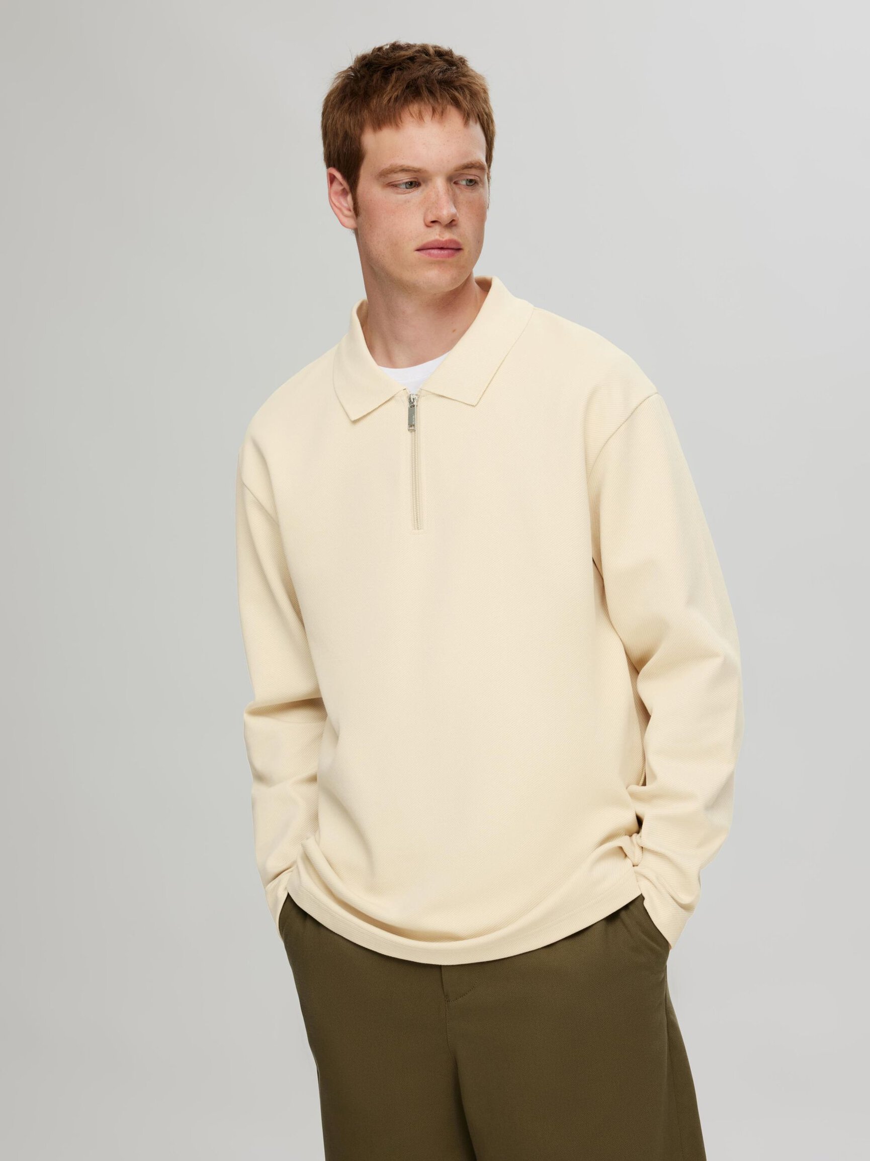 LONG SLEEVED ZIPPED SWEATSHIRT