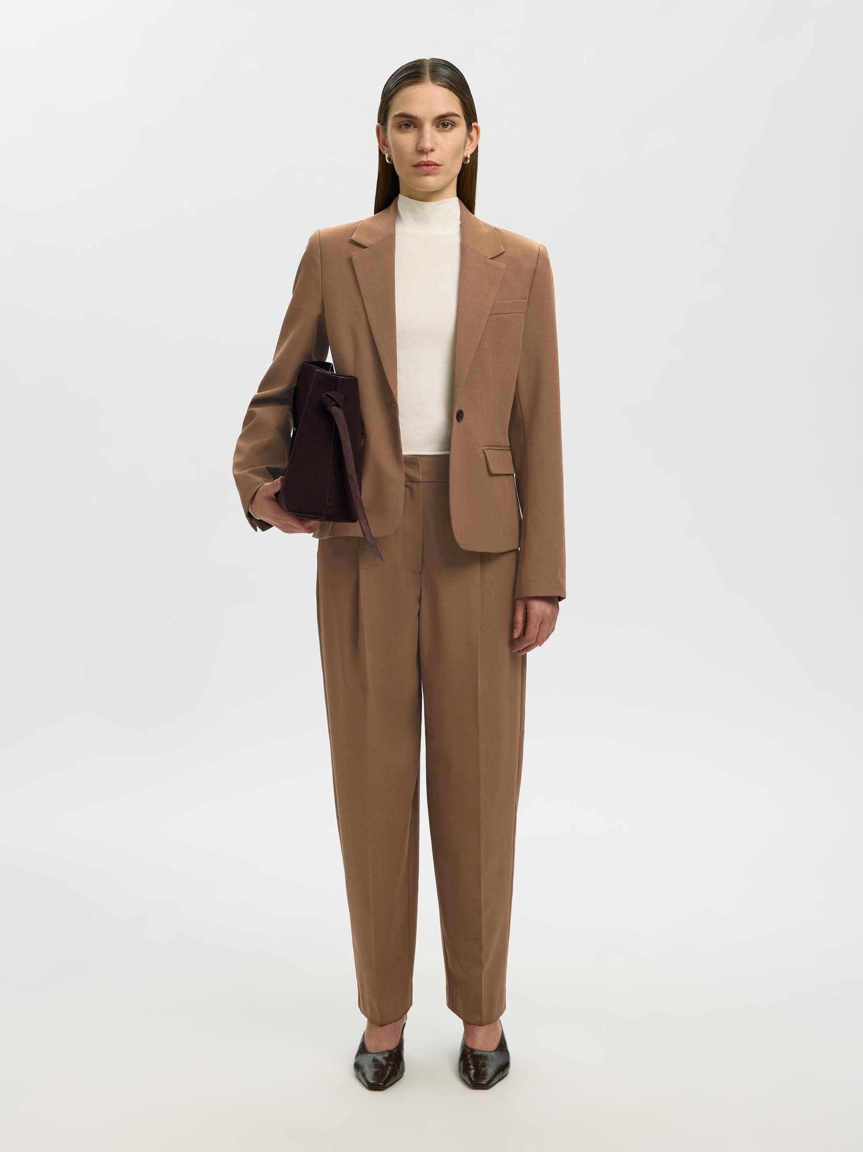 TIRO MEDIO PANTALONES FIT CORTE BARREL