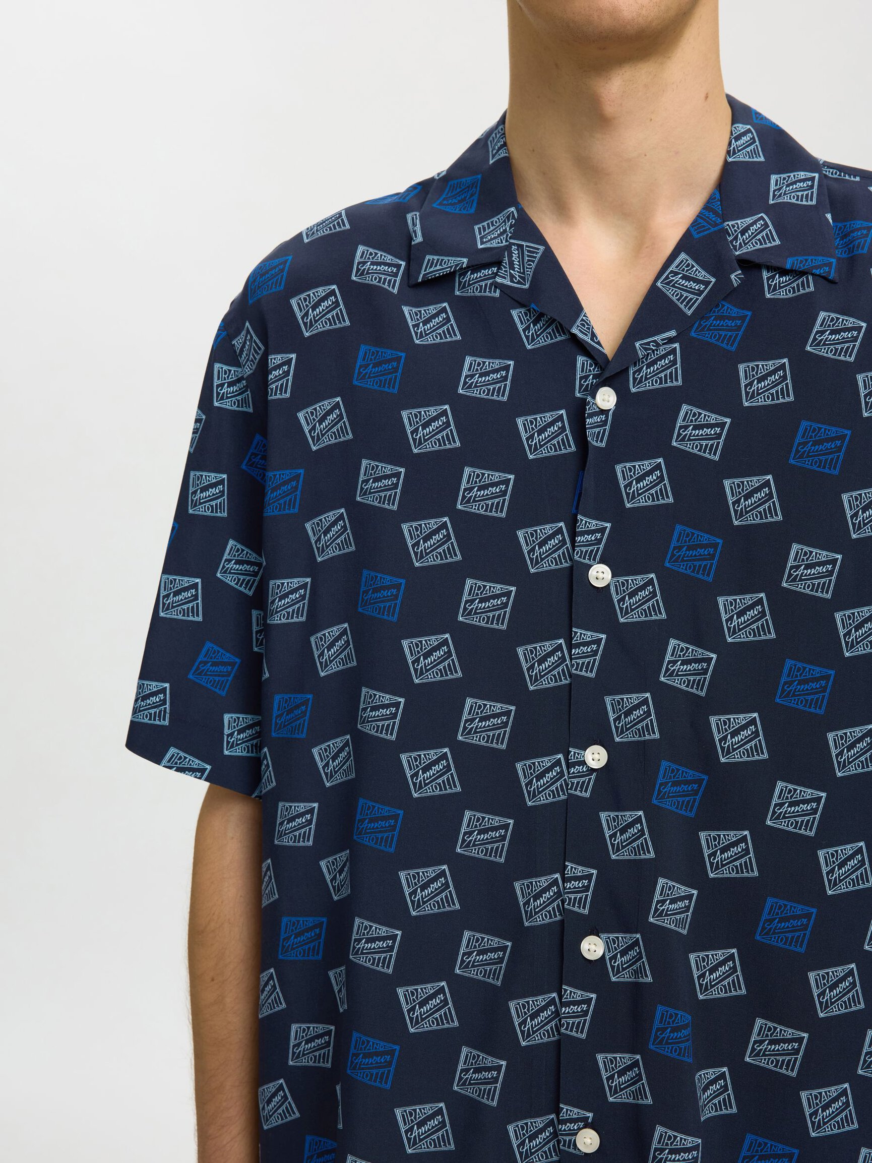 CORTE RELAJADO CAMISA DE MANGA CORTA