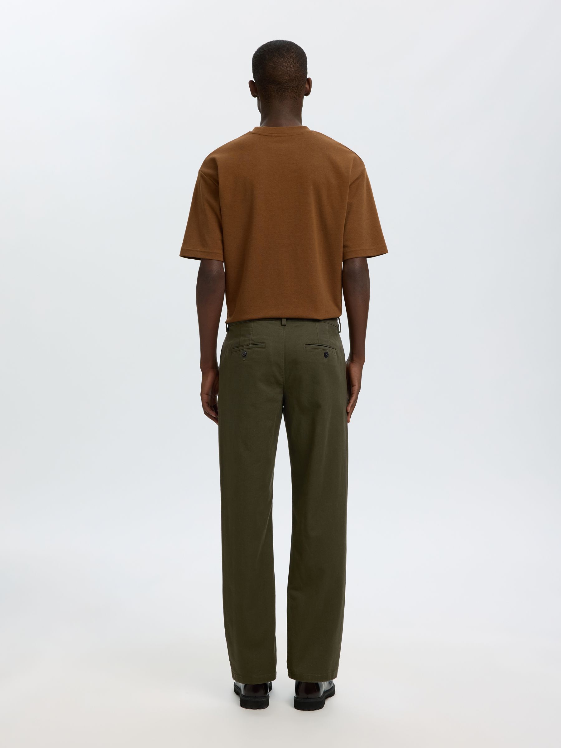 STRAIGHT FIT CHINOS