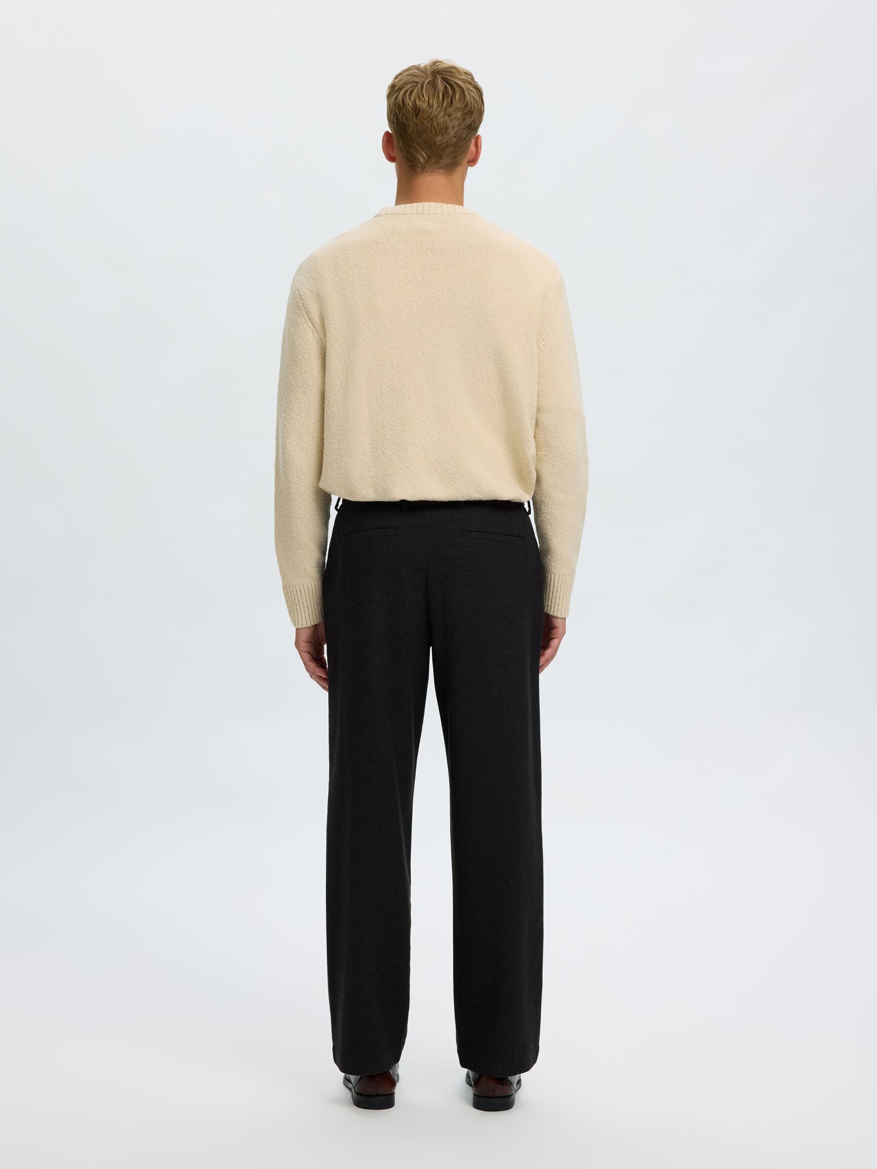 COUPE DÉCONTRACTÉE PULL EN MAILLE