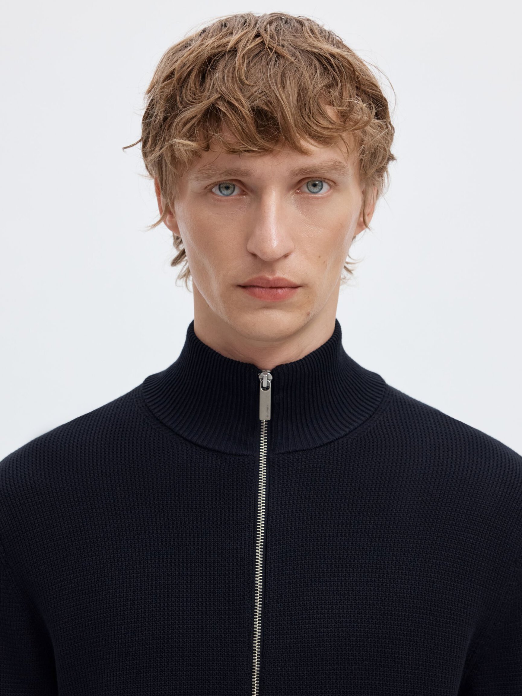 ZIPPED HIGH NECK PULLOVER