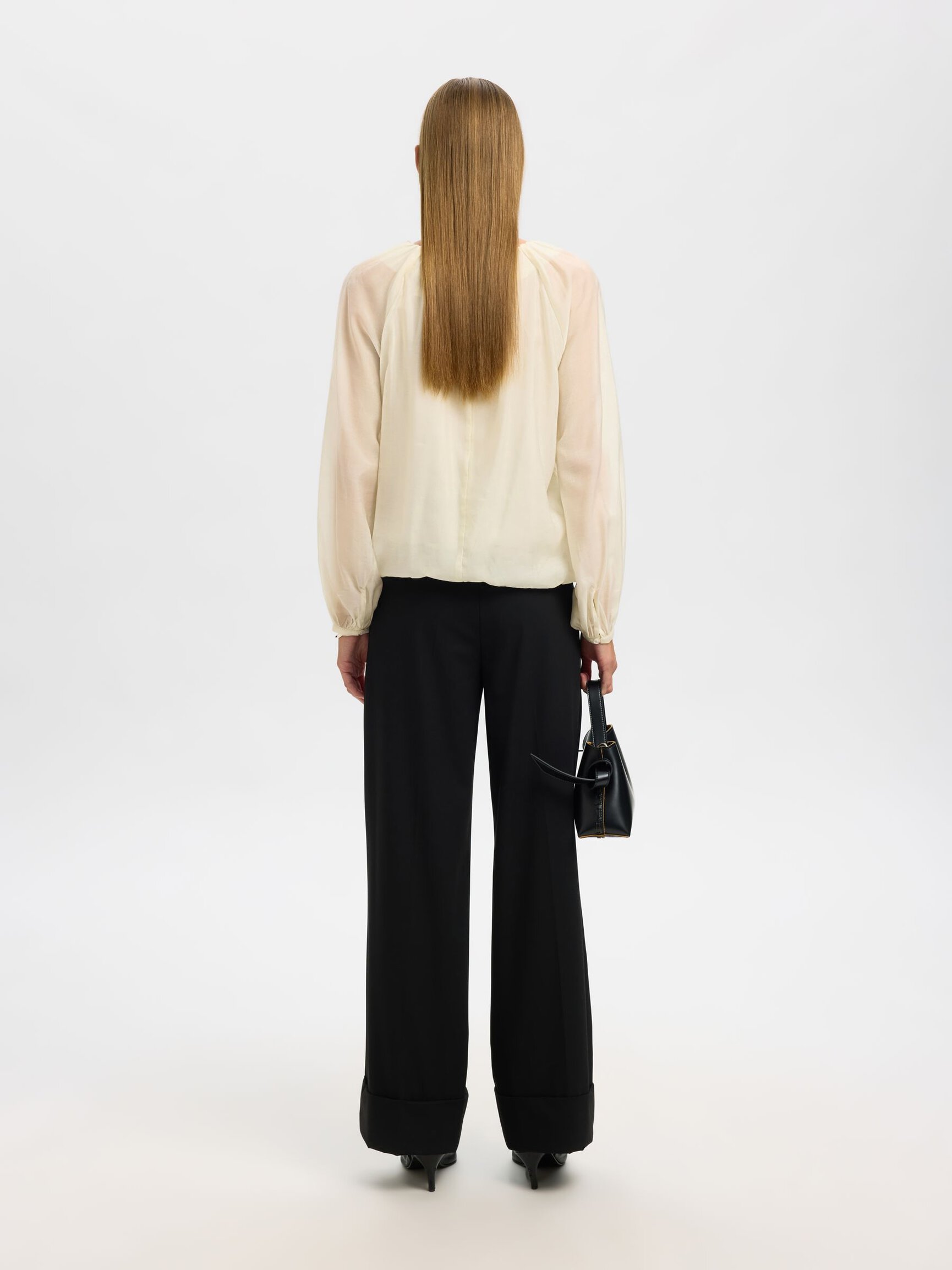 HALF DOORSCHIJNEND BLOUSE MET LANGE MOUWEN