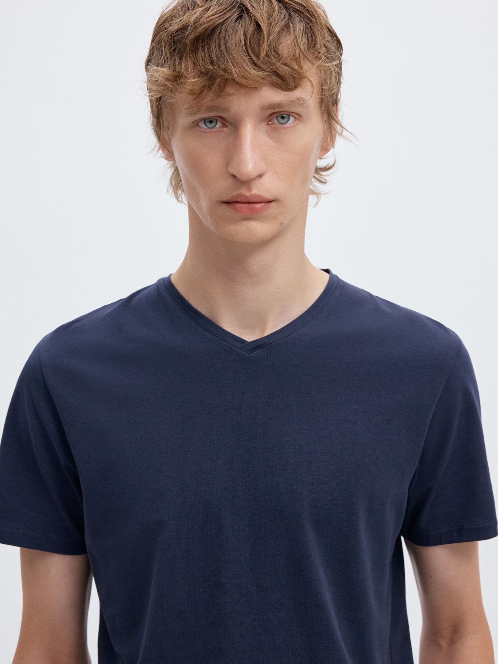 V-NECK T-SHIRT