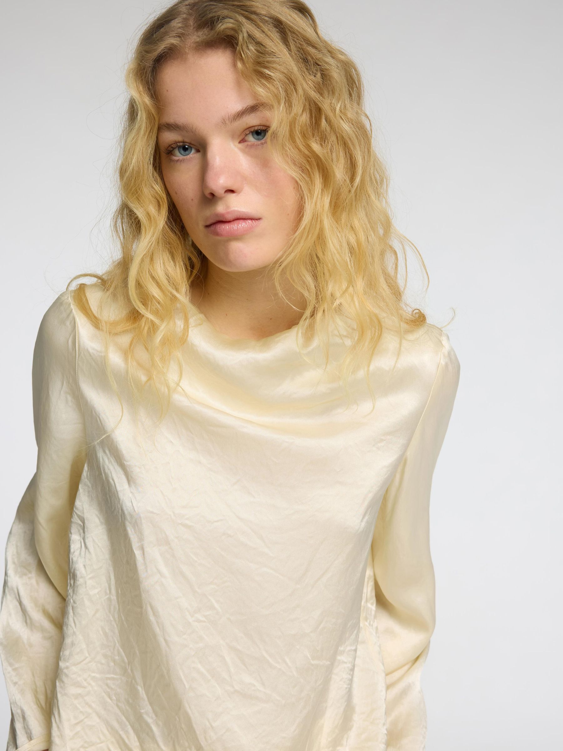 HIGH NECK LONG SLEEVED TOP