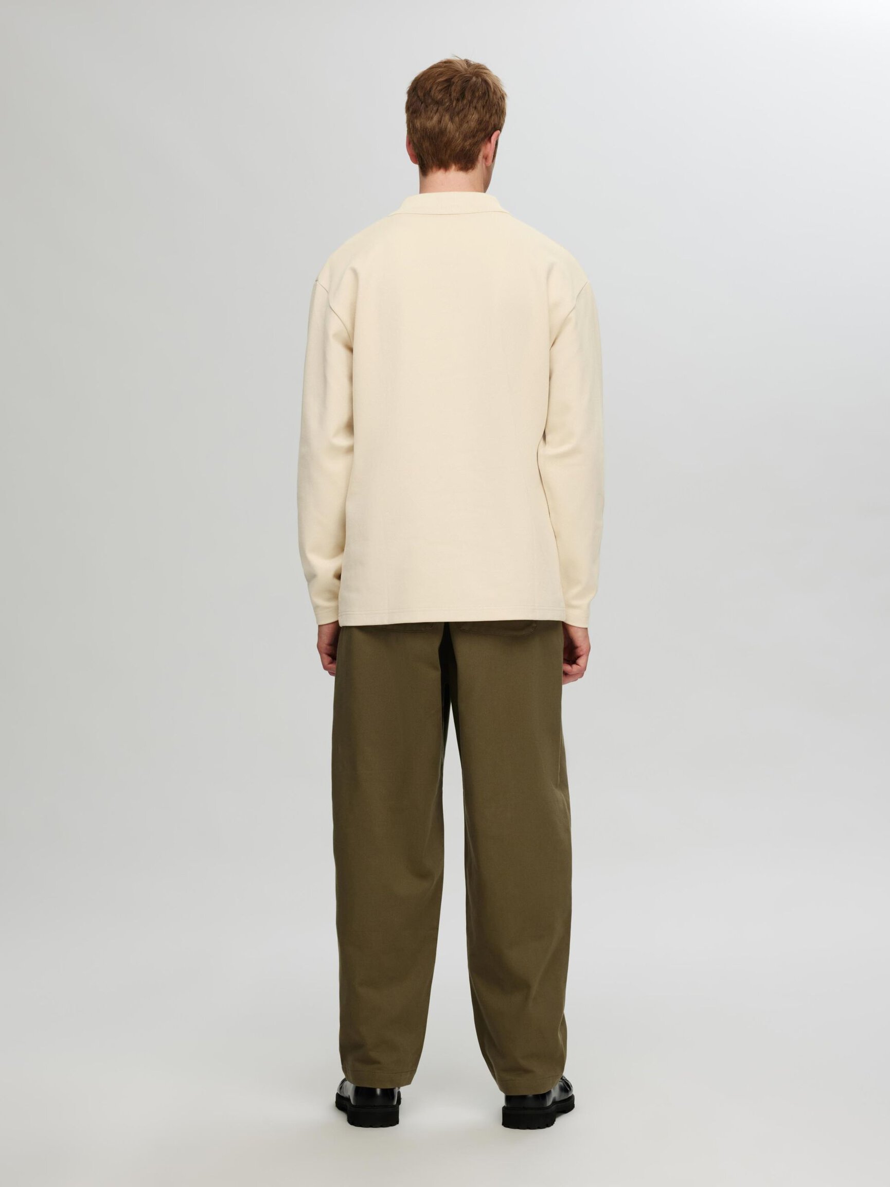 LONG SLEEVED ZIPPED SWEATSHIRT