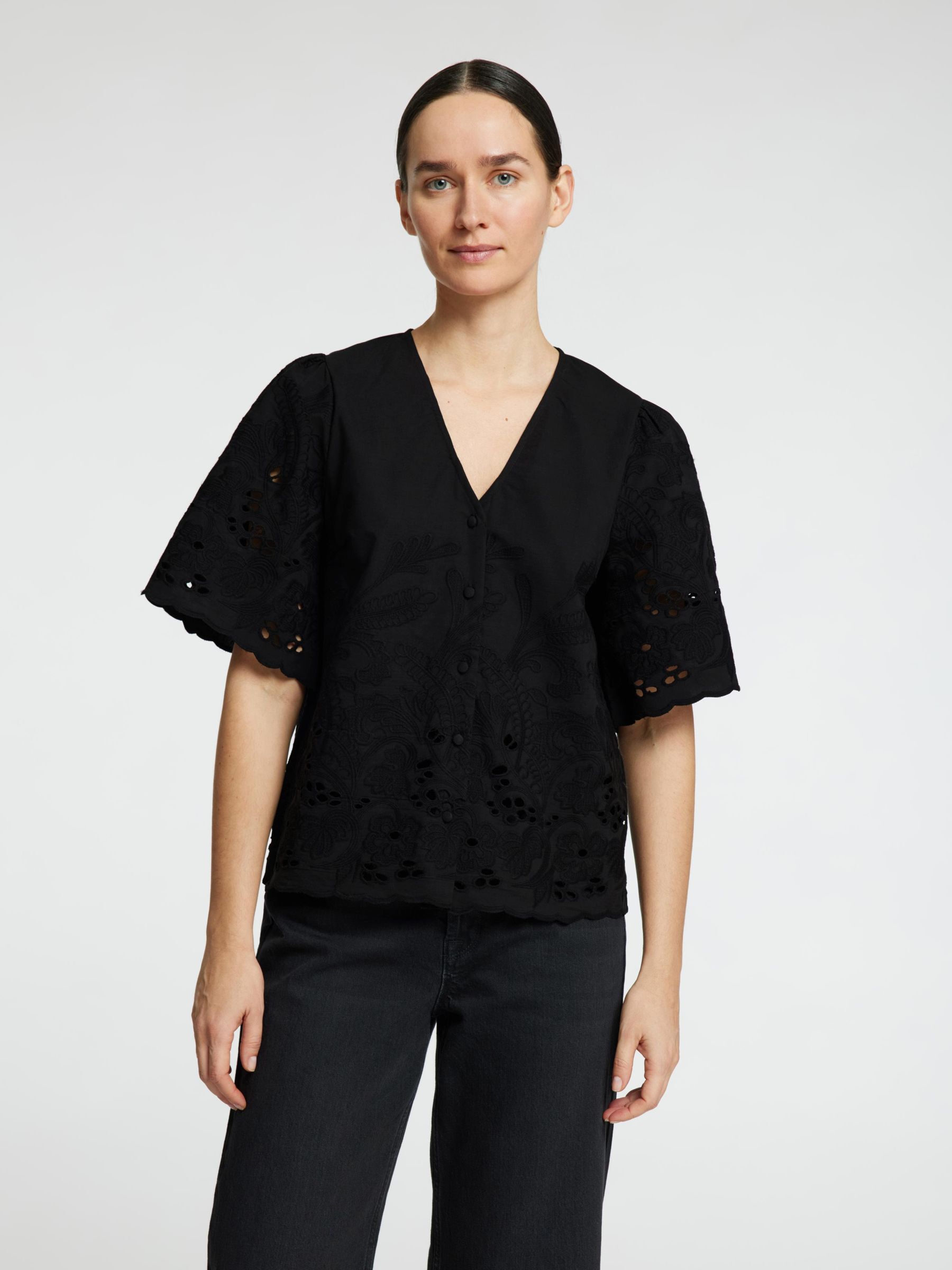EMBROIDERED SHORT SLEEVED SHIRT