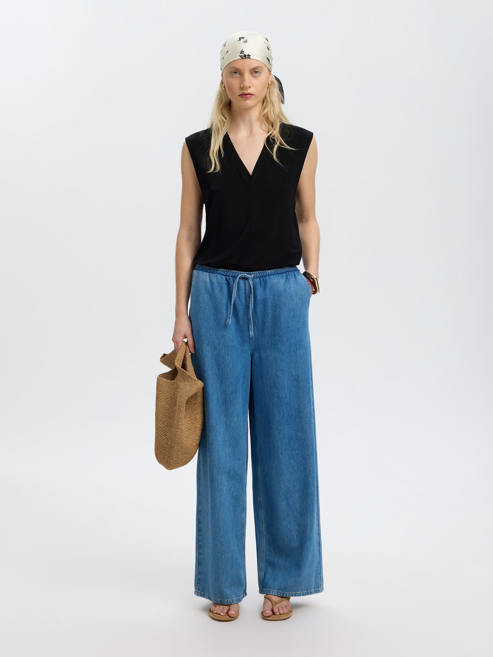 SLEEVELESS V-NECK TOP