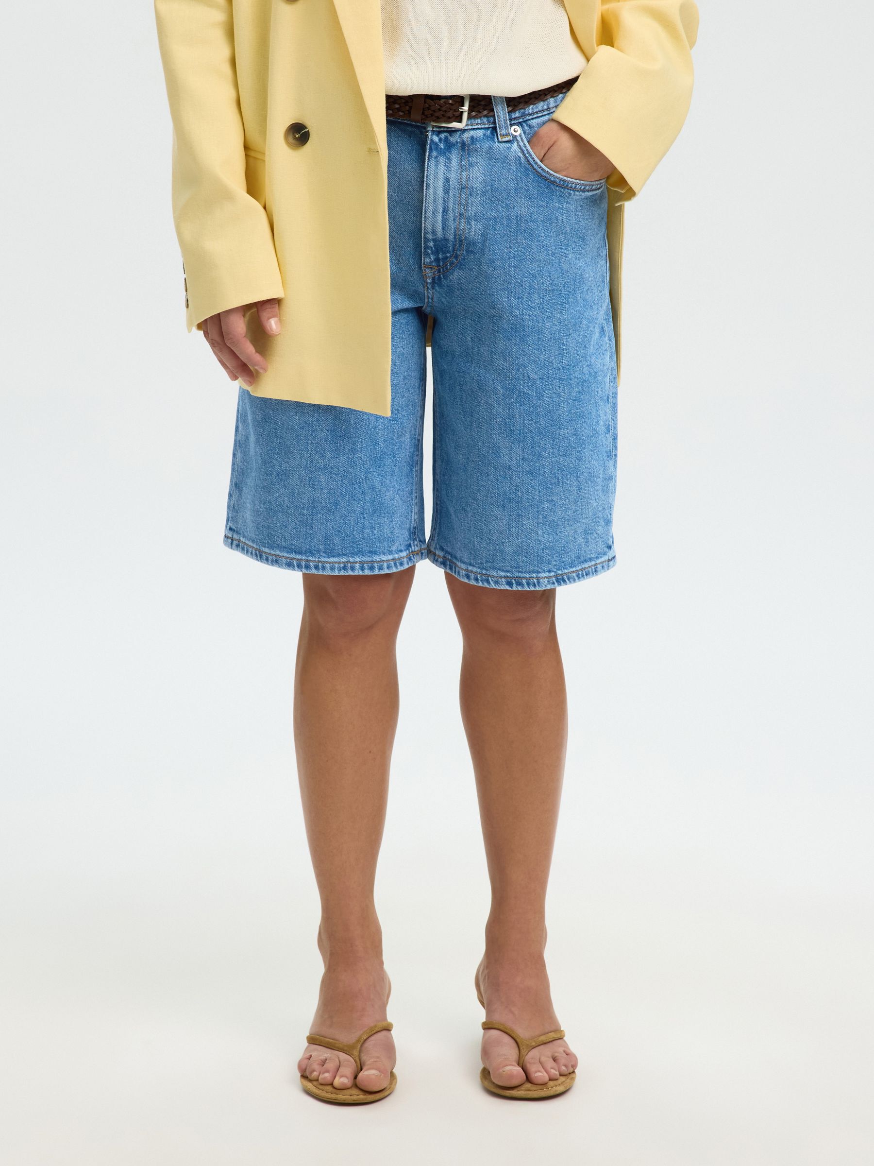 LIGHT WASH DENIM SHORTS