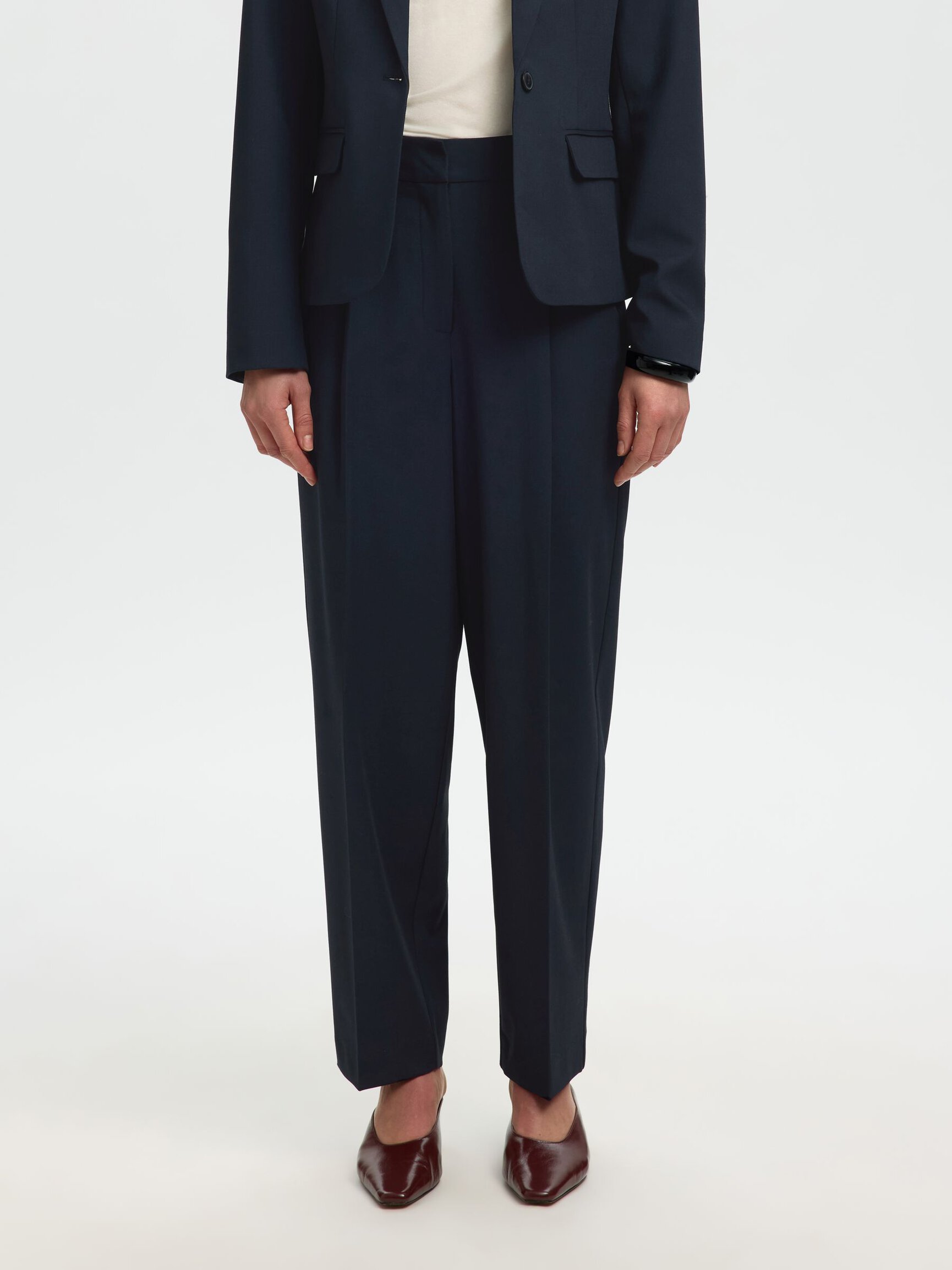 TIRO MEDIO PANTALONES FIT CORTE BARREL
